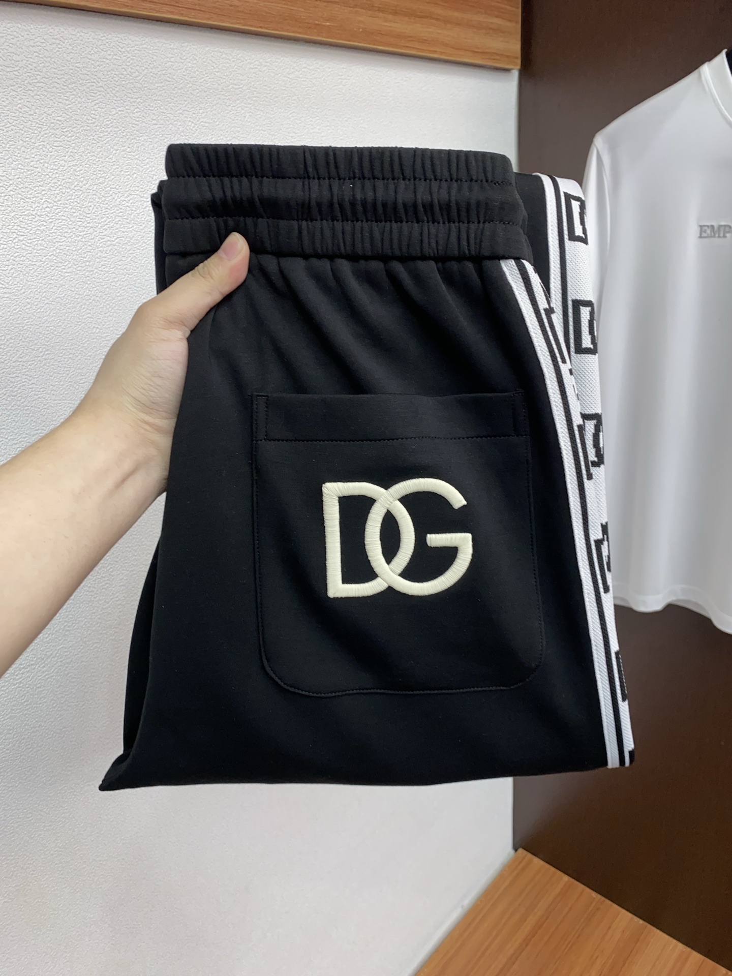 DG 专柜新品同步上市。原单订制高品质时尚休闲裤。超级百搭款。独家定制面料，手感细腻柔软，贴身舒适，上身