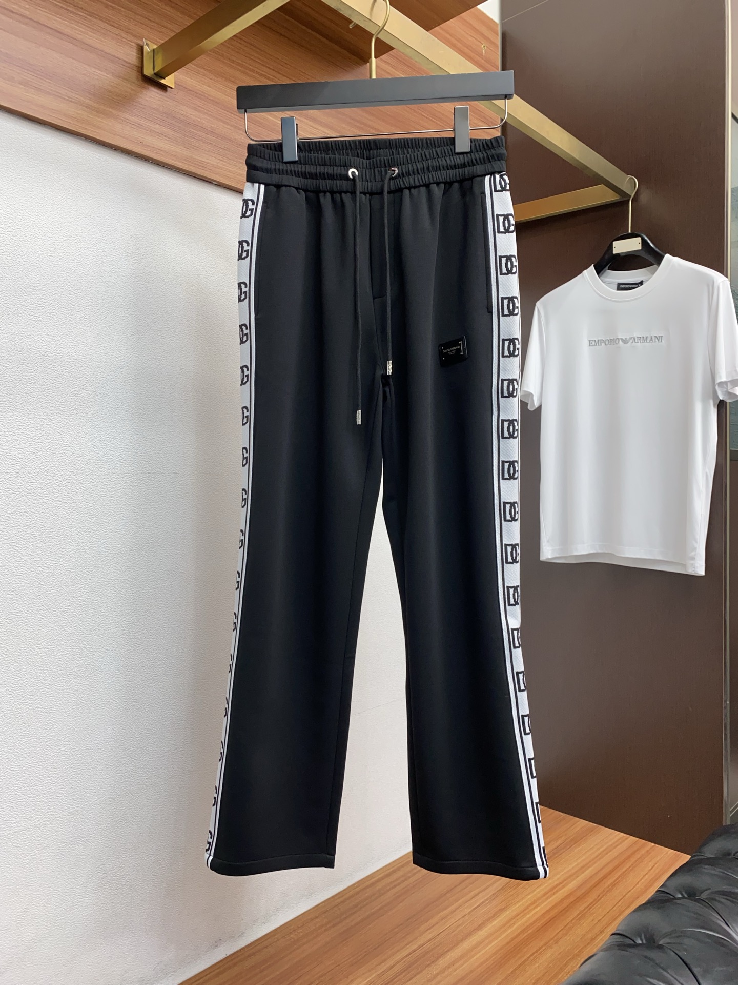 DG 专柜新品同步上市。原单订制高品质时尚休闲裤。超级百搭款。独家定制面料，手感细腻柔软，贴身舒适，上身