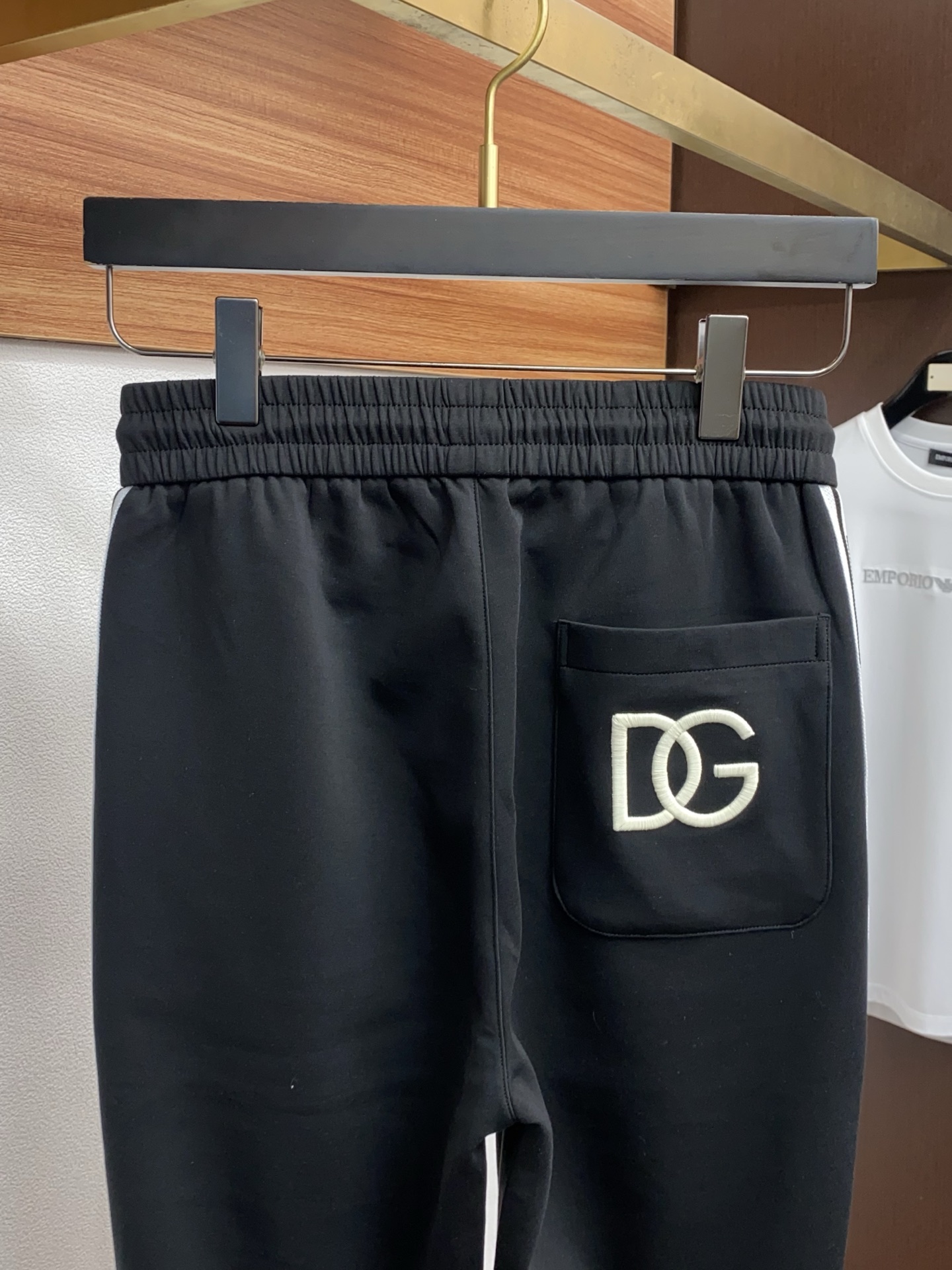 DG 专柜新品同步上市。原单订制高品质时尚休闲裤。超级百搭款。独家定制面料，手感细腻柔软，贴身舒适，上身