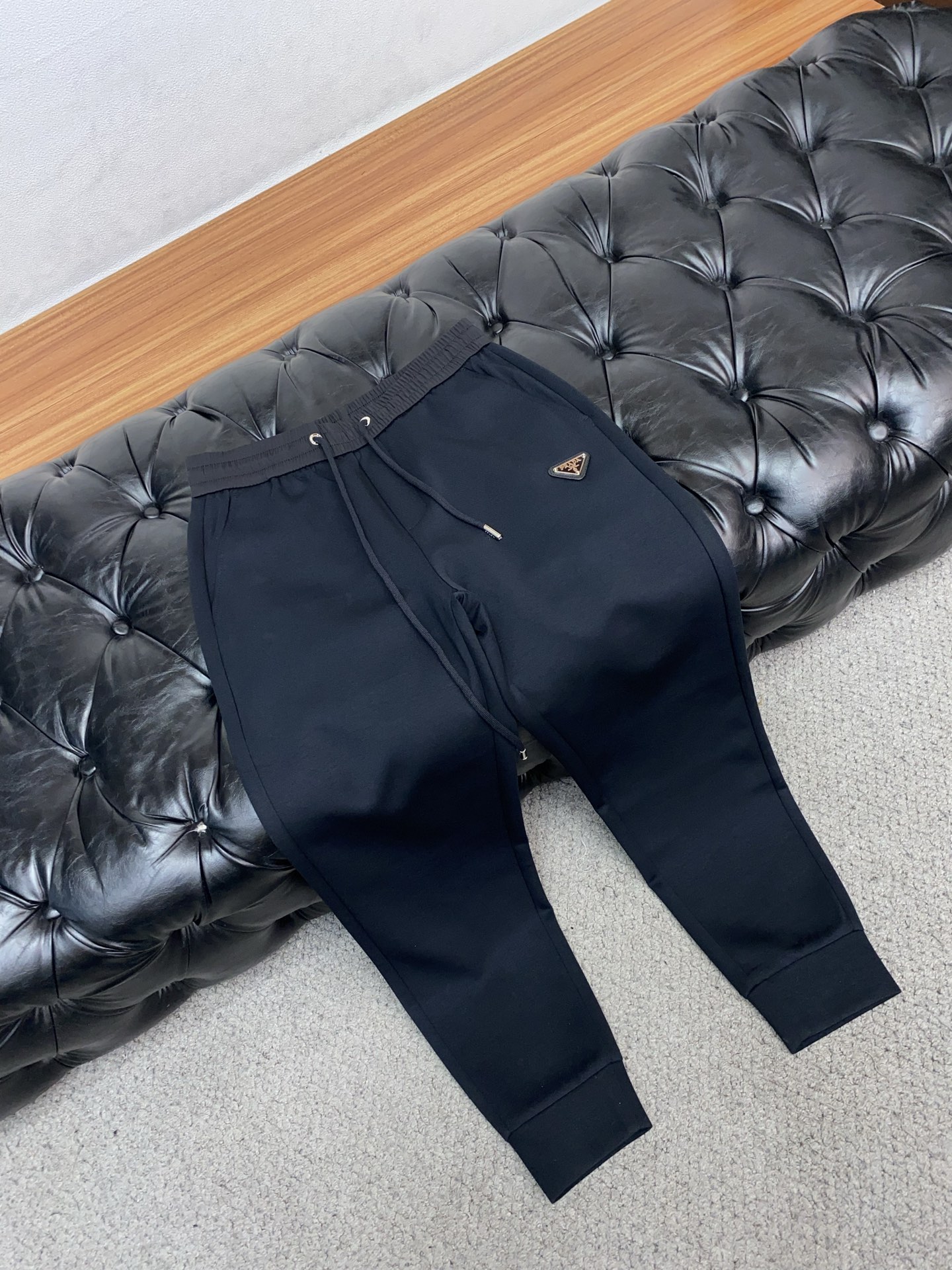 普拉达 专柜新品同步上市。原单订制高品质时尚休闲裤。超级百搭款。独家定制面料，手感细腻柔软，贴身舒适，上