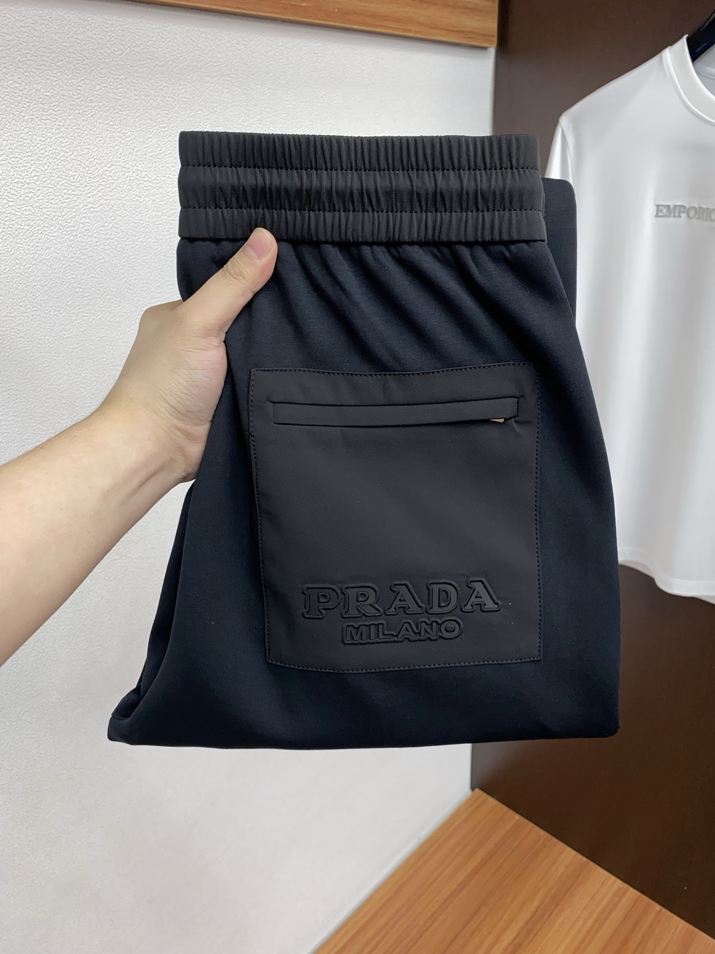普拉达 专柜新品同步上市。原单订制高品质时尚休闲裤。超级百搭款。独家定制面料，手感细腻柔软，贴身舒适，上