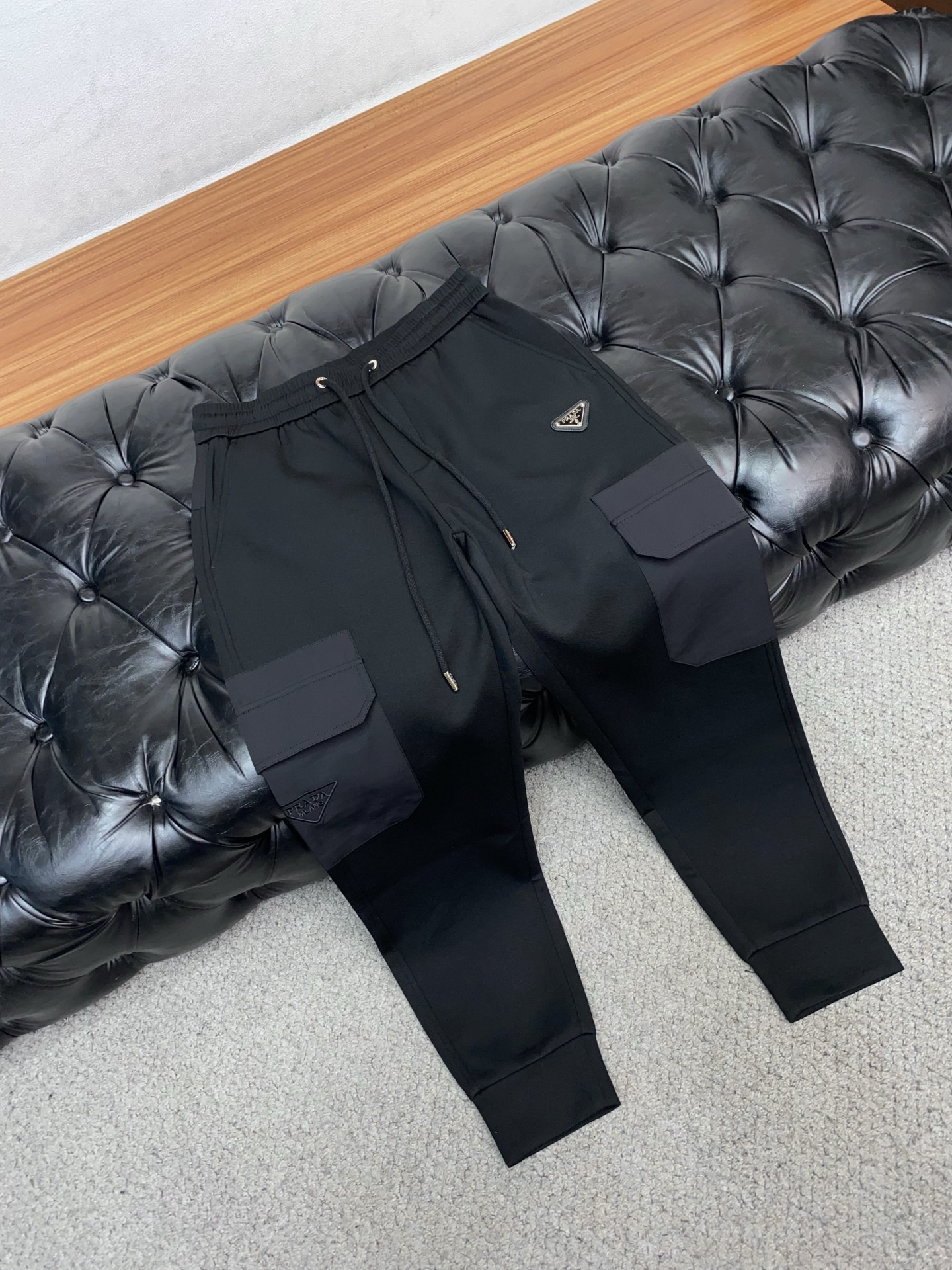普拉达 专柜新品同步上市。原单订制高品质时尚休闲裤。超级百搭款。独家定制面料，手感细腻柔软，贴身舒适，上