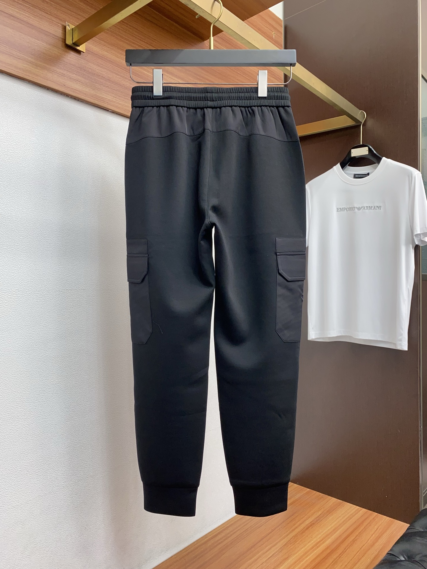 普拉达 专柜新品同步上市。原单订制高品质时尚休闲裤。超级百搭款。独家定制面料，手感细腻柔软，贴身舒适，上