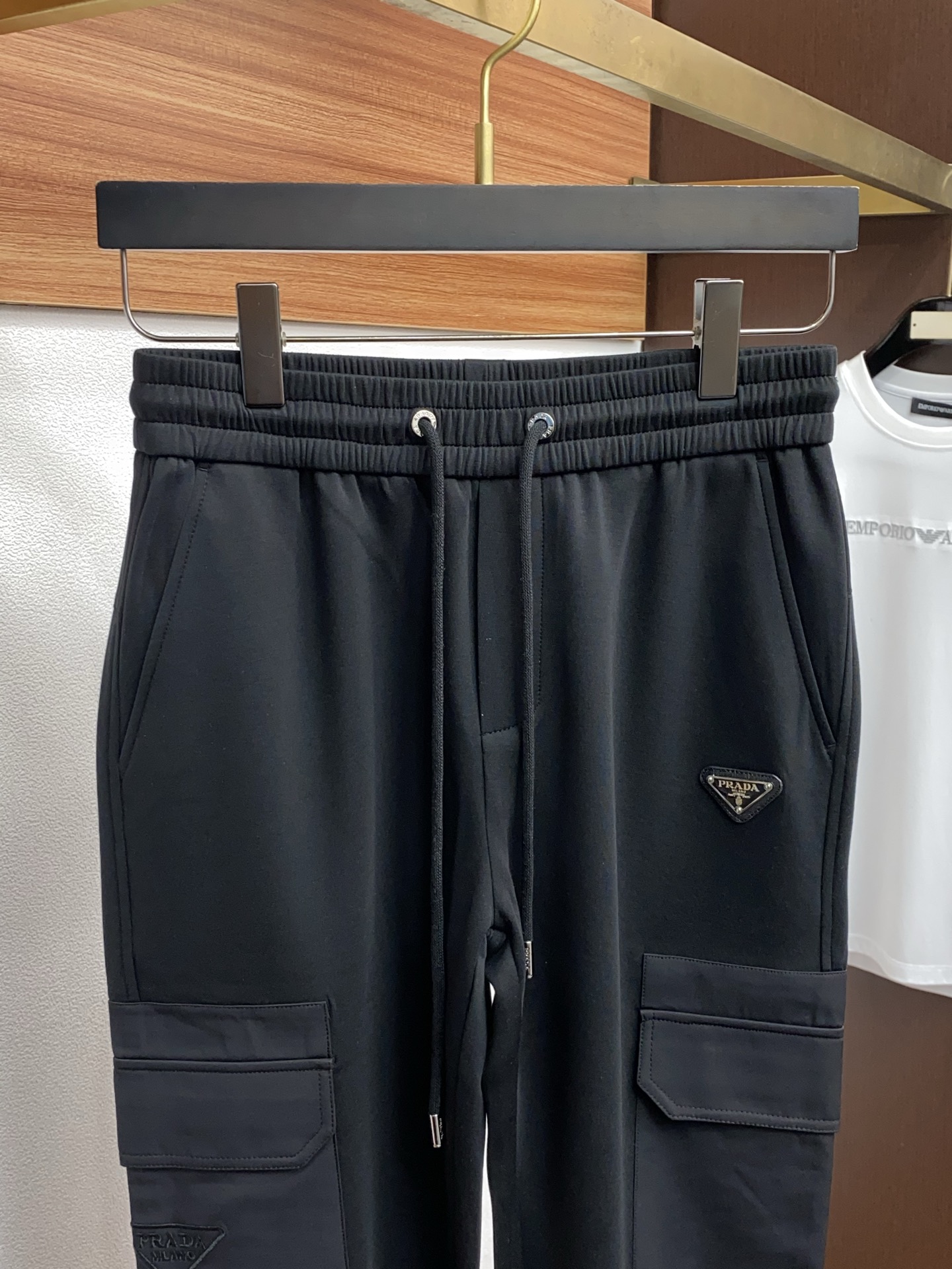 普拉达 专柜新品同步上市。原单订制高品质时尚休闲裤。超级百搭款。独家定制面料，手感细腻柔软，贴身舒适，上