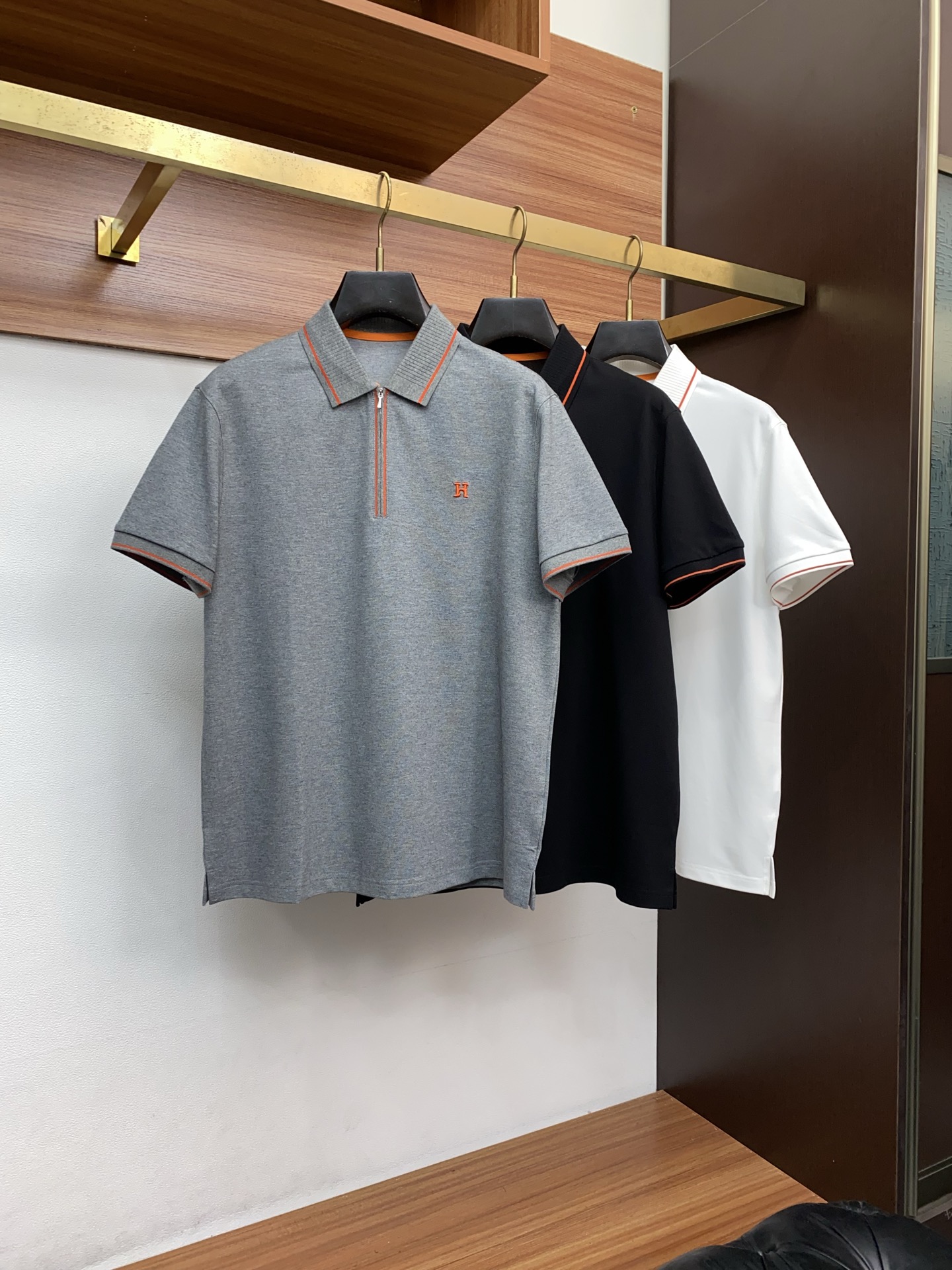 普拉达 2026s经典时尚翻领 Polo衫短袖 ，贸易公司渠道订单，简约大气，时尚百搭，品相更是无法挑剔