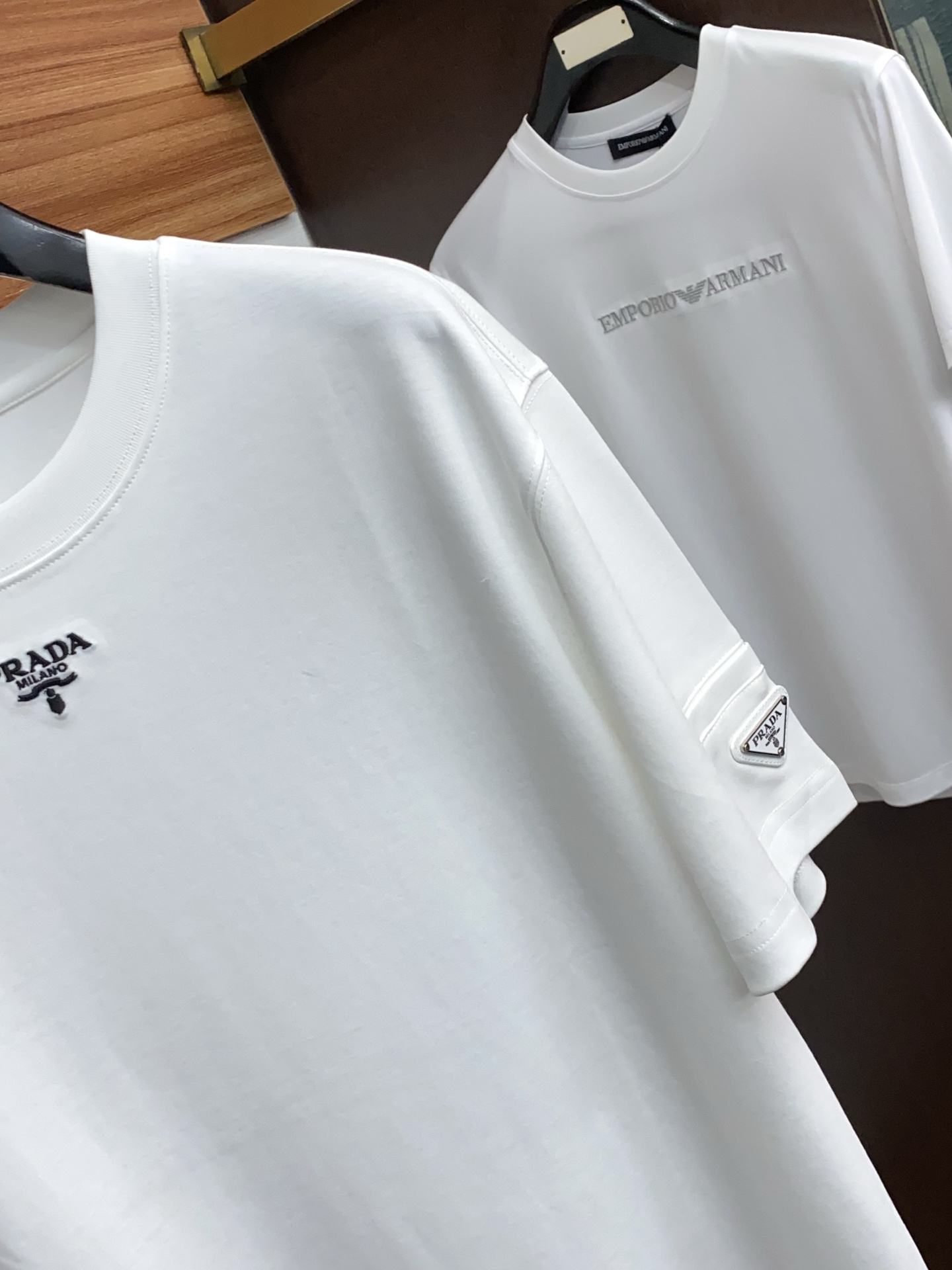 🌾 普拉达 2026新款AW新品，时尚休闲打短袖 专柜同步有售，定制长绒棉面料，工艺极度复杂，视觉相当雅