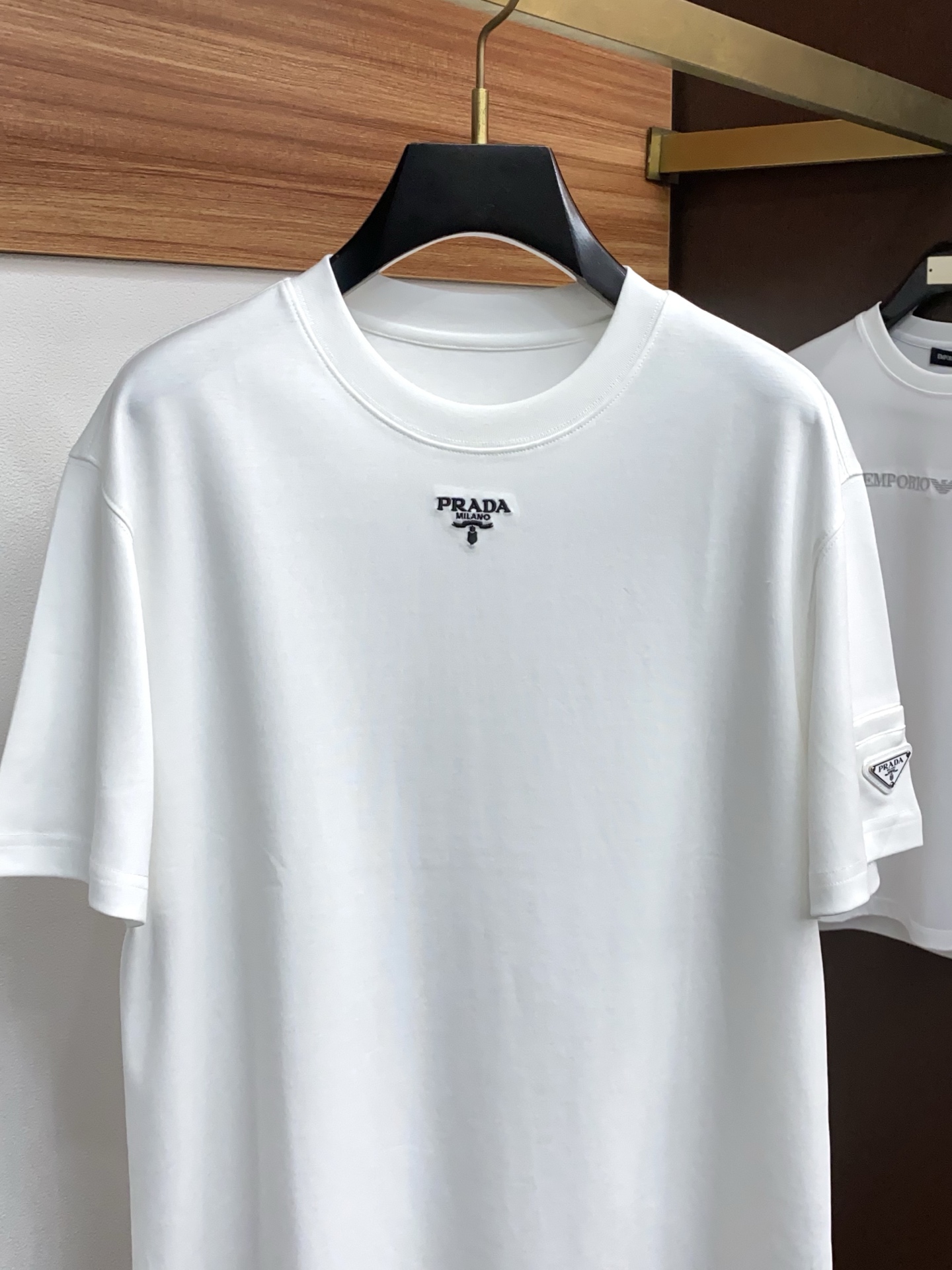 🌾 普拉达 2026新款AW新品，时尚休闲打短袖 专柜同步有售，定制长绒棉面料，工艺极度复杂，视觉相当雅