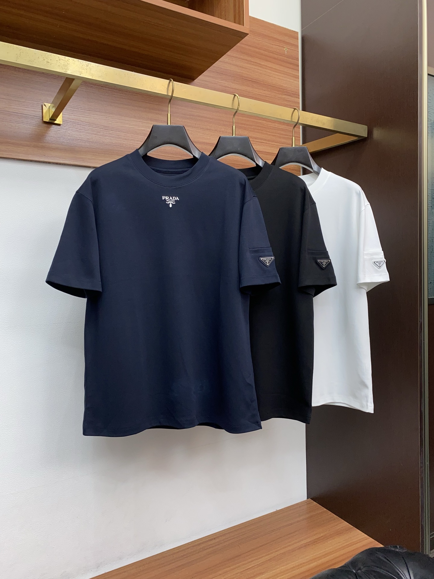 🌾 普拉达 2026新款AW新品，时尚休闲打短袖 专柜同步有售，定制长绒棉面料，工艺极度复杂，视觉相当雅