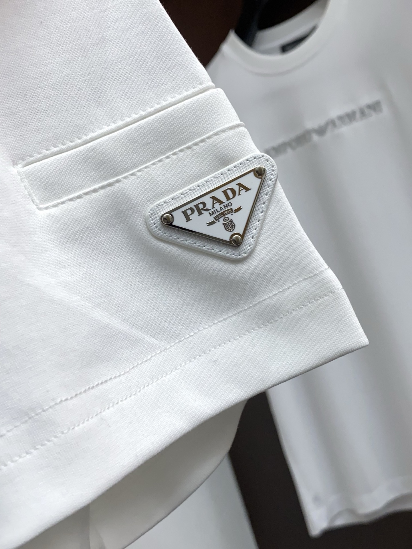 🌾 普拉达 2026新款AW新品，时尚休闲打短袖 专柜同步有售，定制长绒棉面料，工艺极度复杂，视觉相当雅