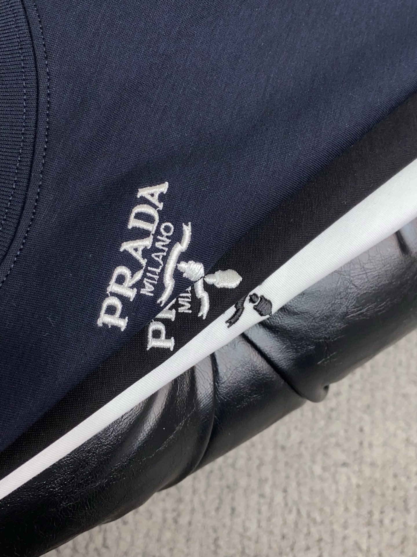 🌾 普拉达 2026新款AW新品，时尚休闲打短袖 专柜同步有售，定制长绒棉面料，工艺极度复杂，视觉相当雅