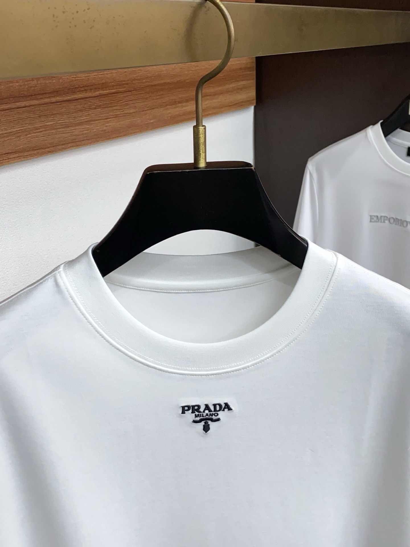 🌾 普拉达 2026新款AW新品，时尚休闲打短袖 专柜同步有售，定制长绒棉面料，工艺极度复杂，视觉相当雅