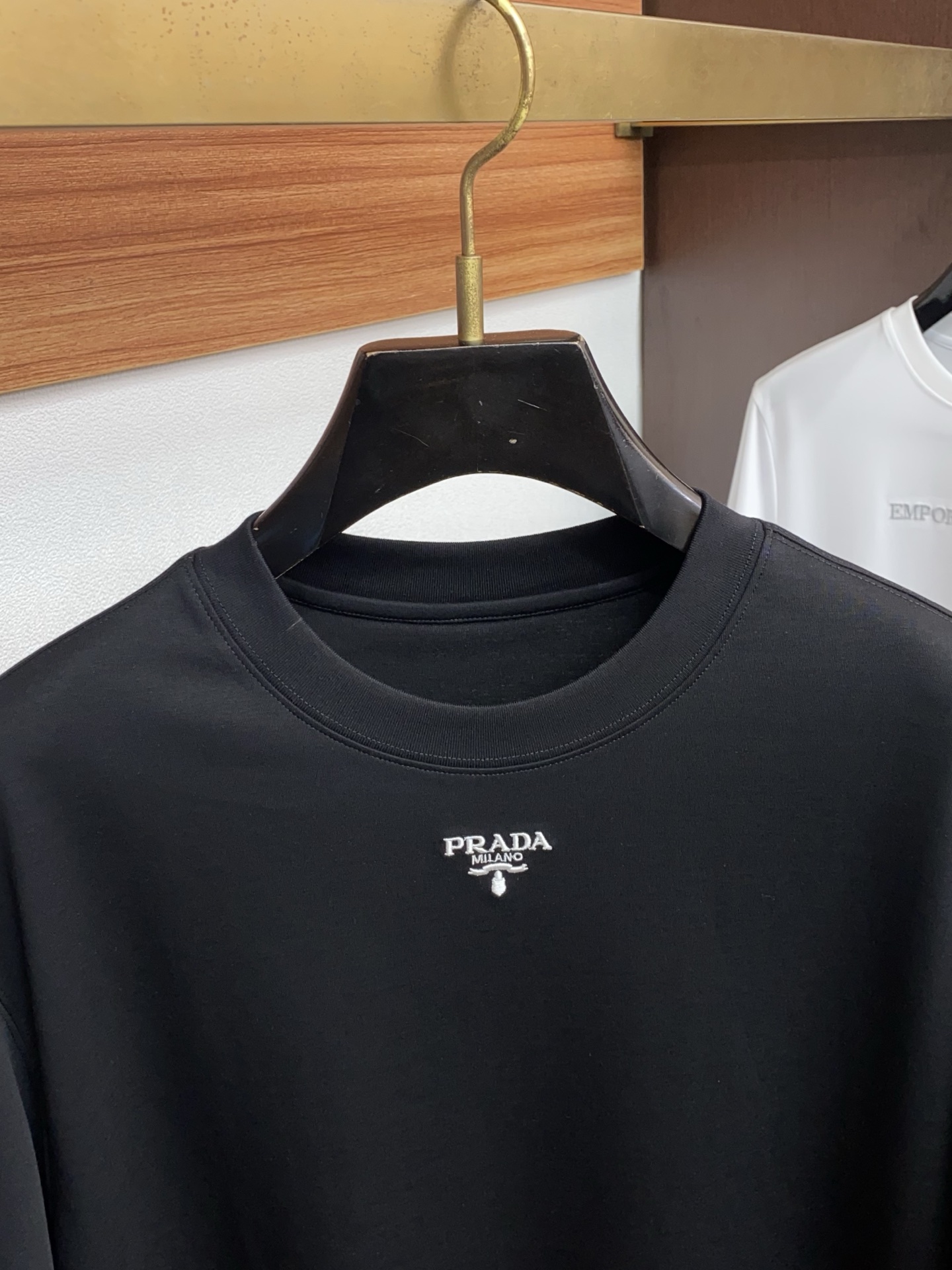 🌾 普拉达 2026新款AW新品，时尚休闲打短袖 专柜同步有售，定制长绒棉面料，工艺极度复杂，视觉相当雅