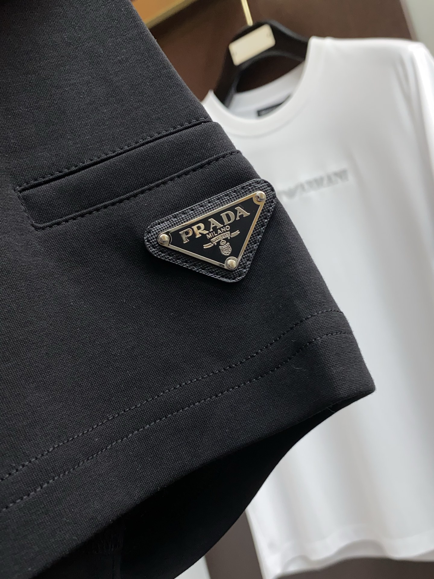 🌾 普拉达 2026新款AW新品，时尚休闲打短袖 专柜同步有售，定制长绒棉面料，工艺极度复杂，视觉相当雅