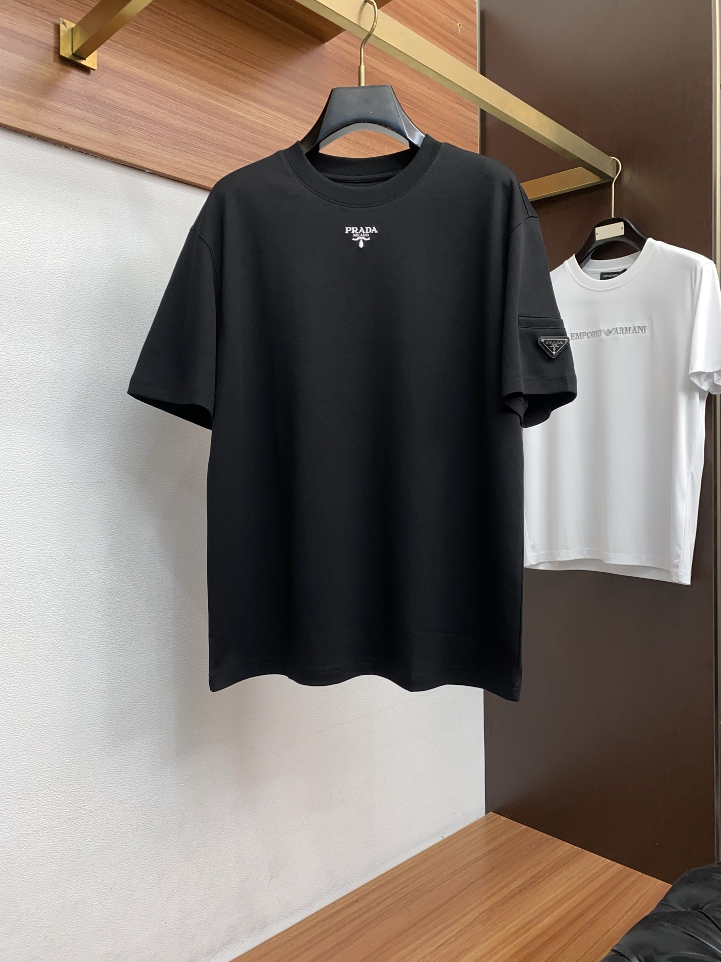 🌾 普拉达 2026新款AW新品，时尚休闲打短袖 专柜同步有售，定制长绒棉面料，工艺极度复杂，视觉相当雅