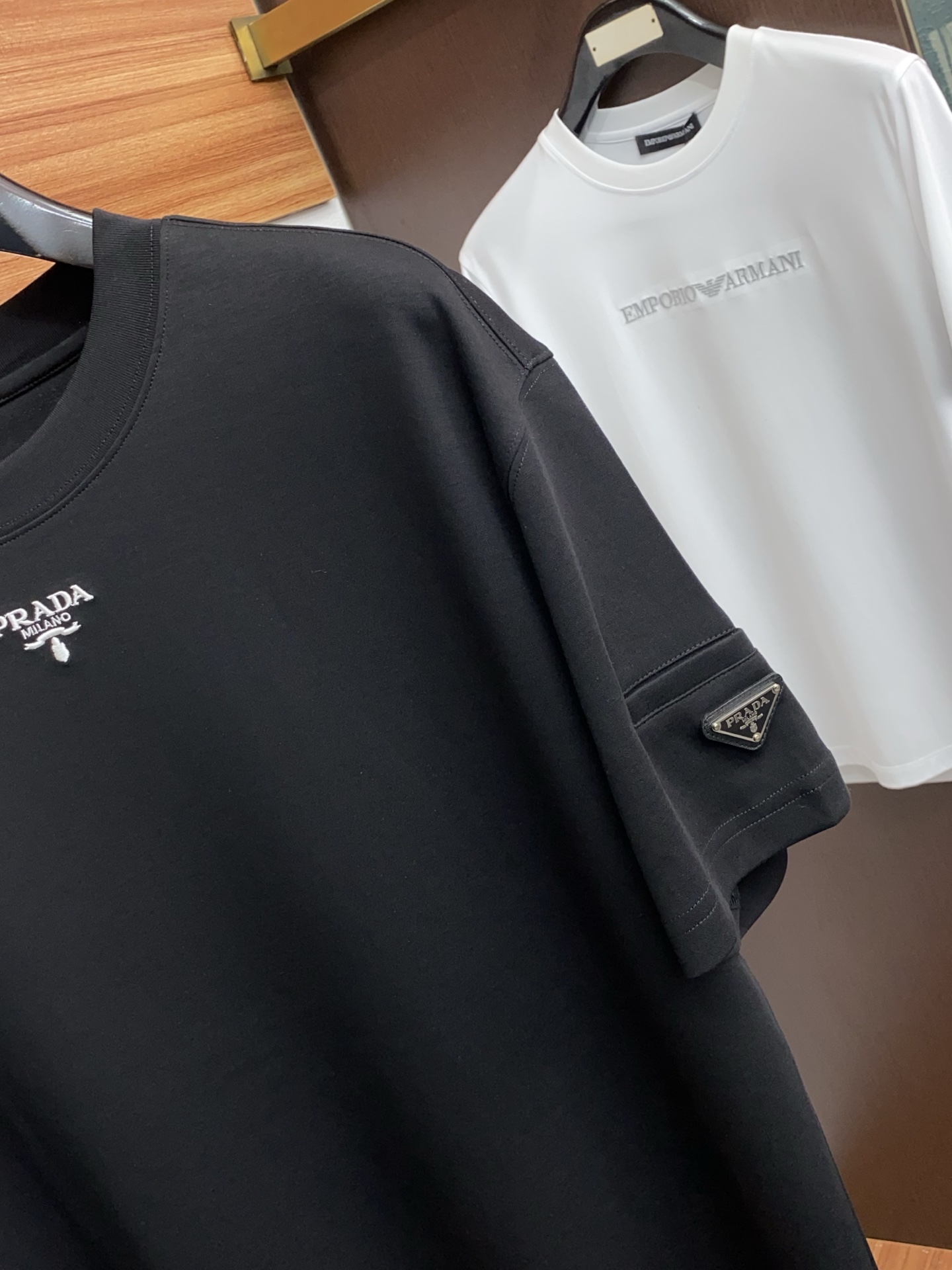 🌾 普拉达 2026新款AW新品，时尚休闲打短袖 专柜同步有售，定制长绒棉面料，工艺极度复杂，视觉相当雅