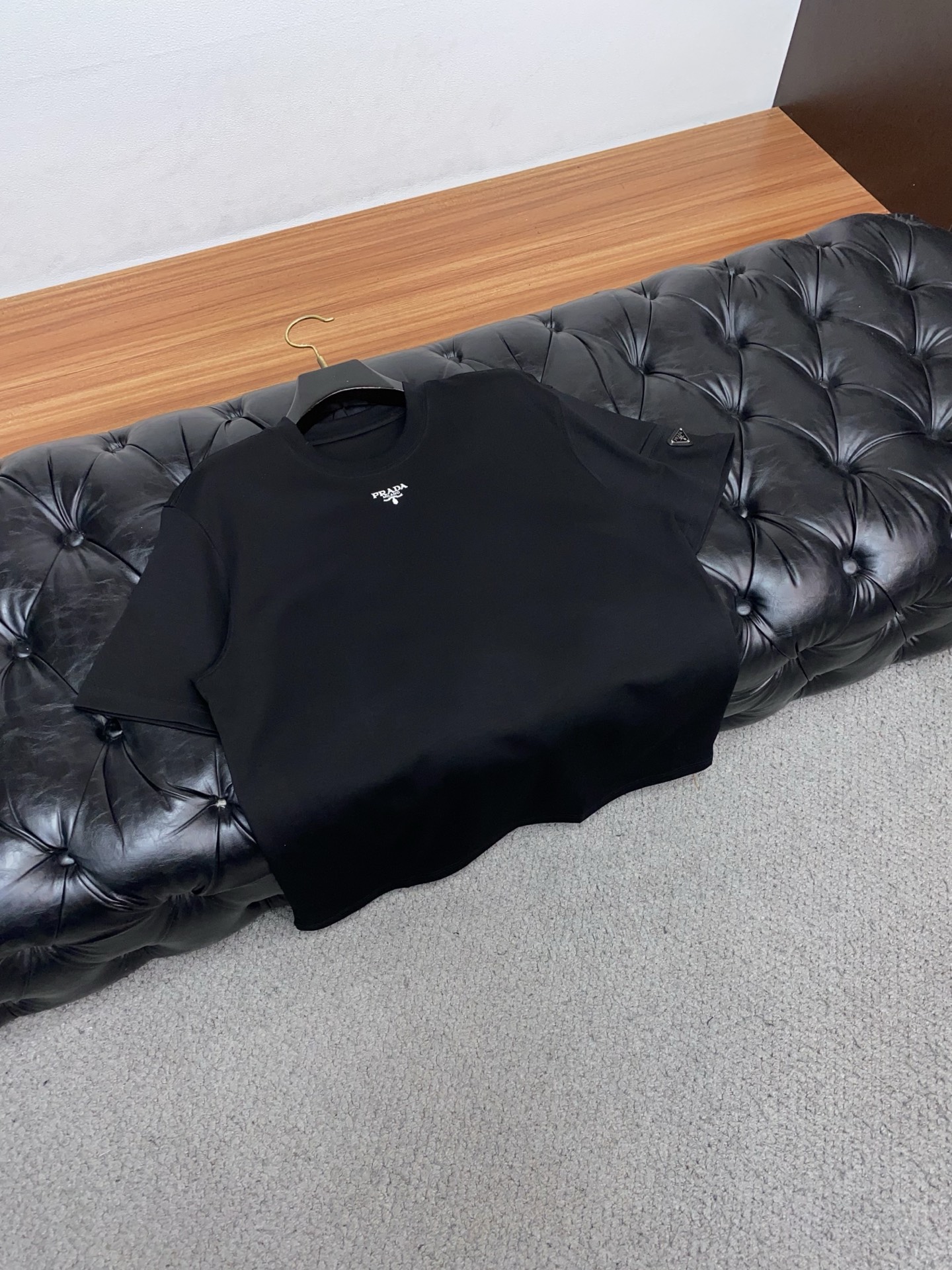 🌾 普拉达 2026新款AW新品，时尚休闲打短袖 专柜同步有售，定制长绒棉面料，工艺极度复杂，视觉相当雅