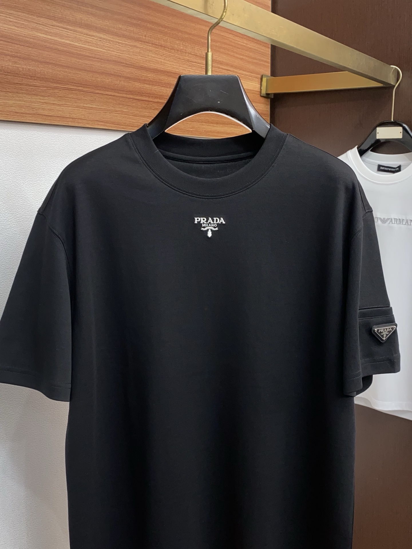 🌾 普拉达 2026新款AW新品，时尚休闲打短袖 专柜同步有售，定制长绒棉面料，工艺极度复杂，视觉相当雅