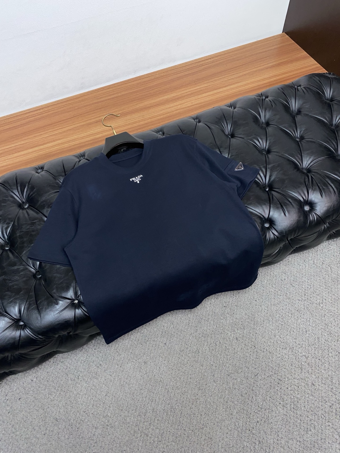 🌾 普拉达 2026新款AW新品，时尚休闲打短袖 专柜同步有售，定制长绒棉面料，工艺极度复杂，视觉相当雅