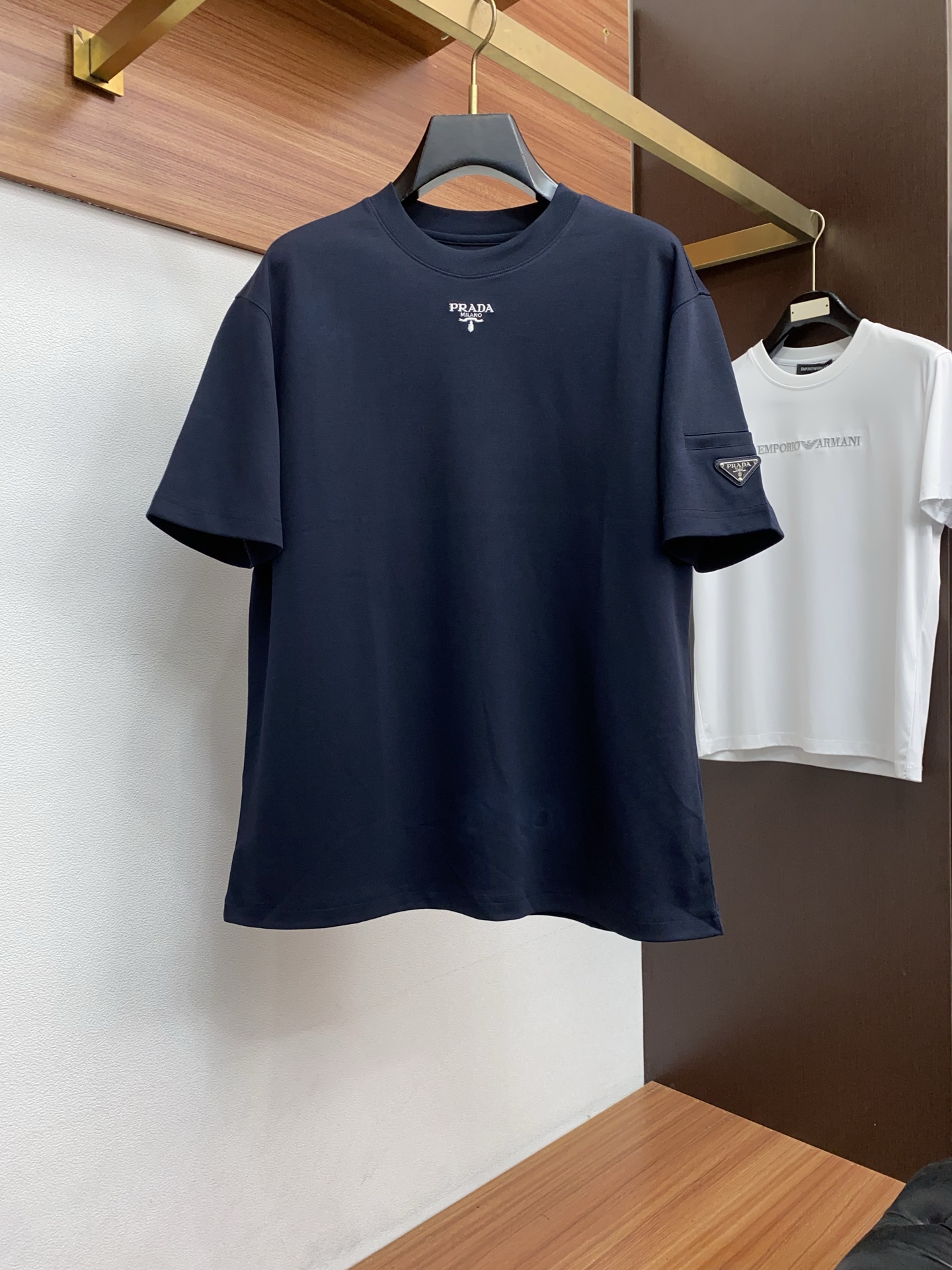 🌾 普拉达 2026新款AW新品，时尚休闲打短袖 专柜同步有售，定制长绒棉面料，工艺极度复杂，视觉相当雅