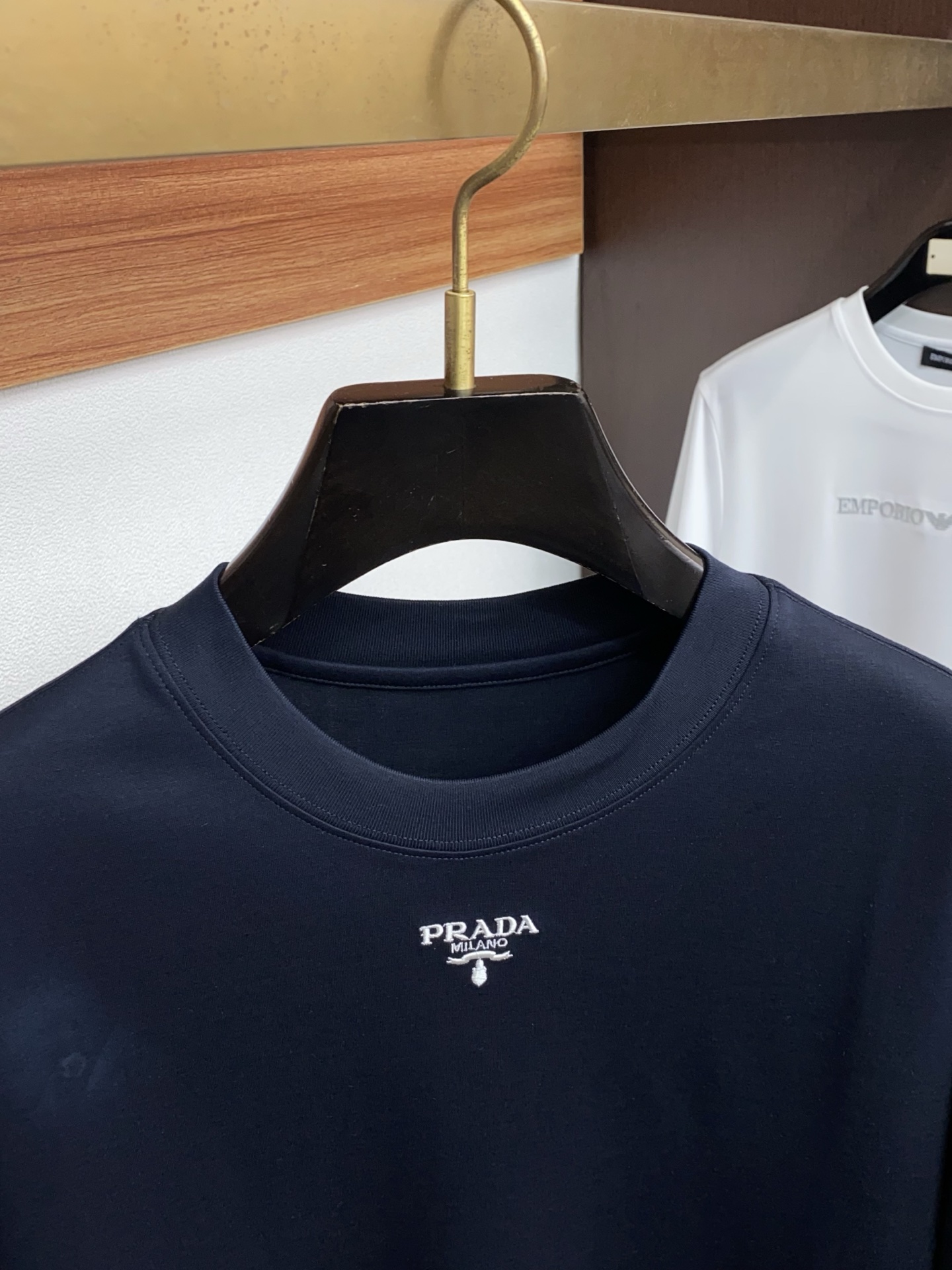 🌾 普拉达 2026新款AW新品，时尚休闲打短袖 专柜同步有售，定制长绒棉面料，工艺极度复杂，视觉相当雅