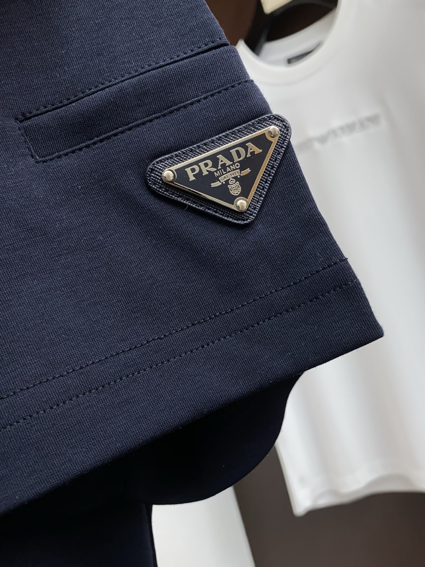 🌾 普拉达 2026新款AW新品，时尚休闲打短袖 专柜同步有售，定制长绒棉面料，工艺极度复杂，视觉相当雅