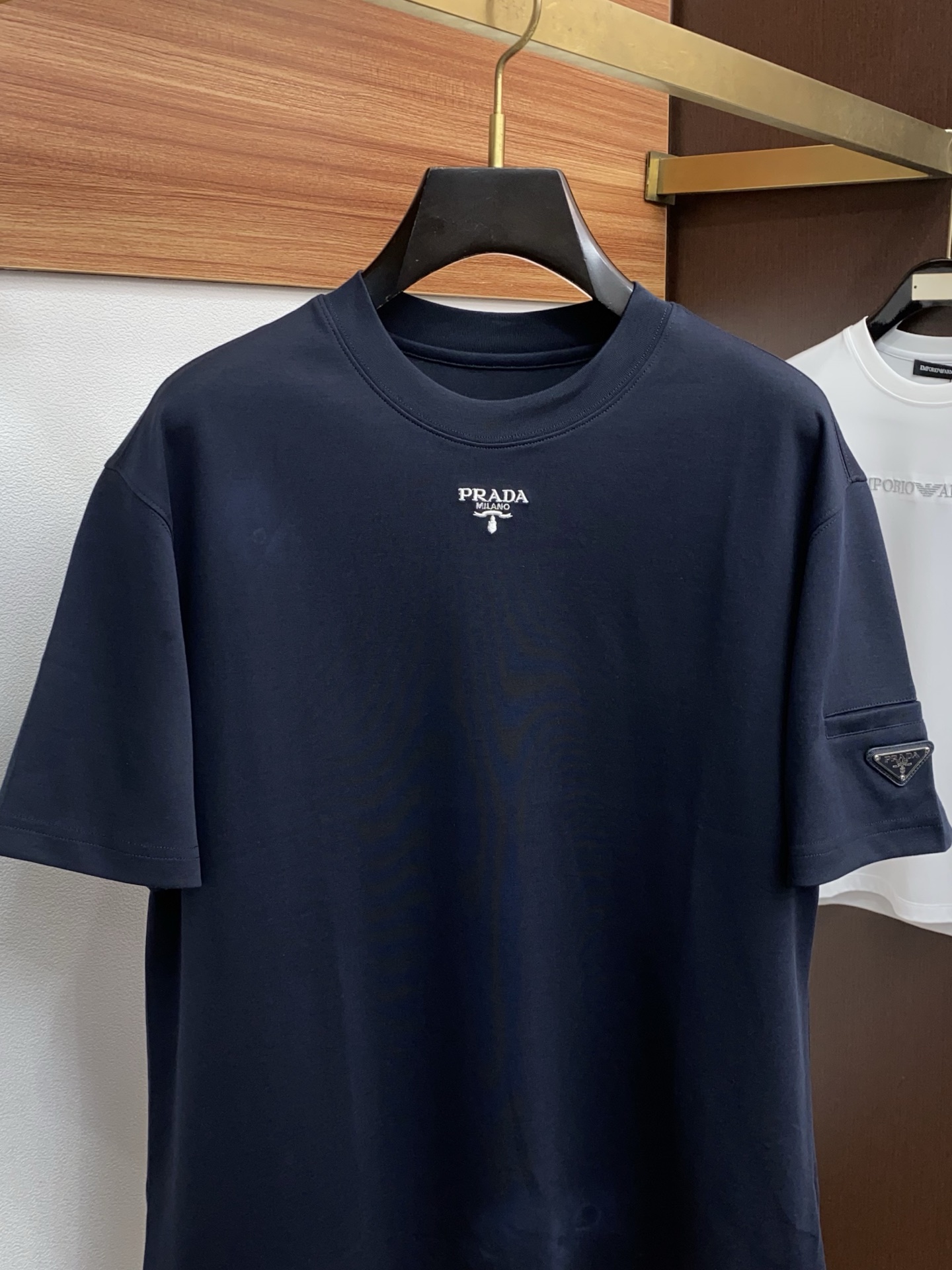 🌾 普拉达 2026新款AW新品，时尚休闲打短袖 专柜同步有售，定制长绒棉面料，工艺极度复杂，视觉相当雅