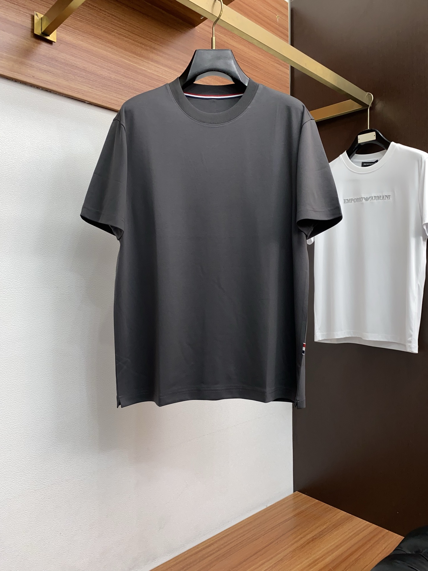 蒙口 2026新款AW新品，时尚休闲打短袖 专柜同步有售，定制长绒棉面料，工艺极度复杂，视觉相当雅致时髦