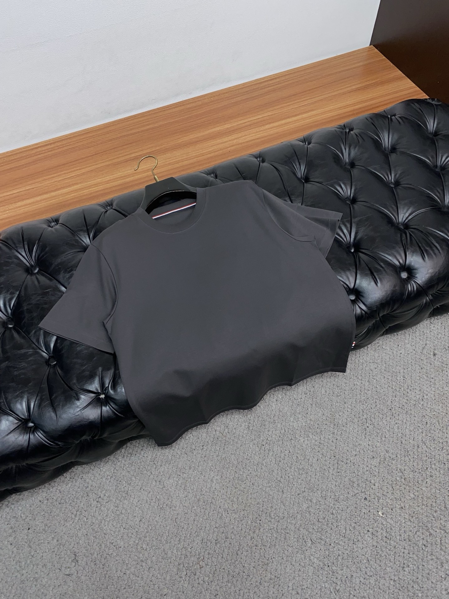 蒙口 2026新款AW新品，时尚休闲打短袖 专柜同步有售，定制长绒棉面料，工艺极度复杂，视觉相当雅致时髦