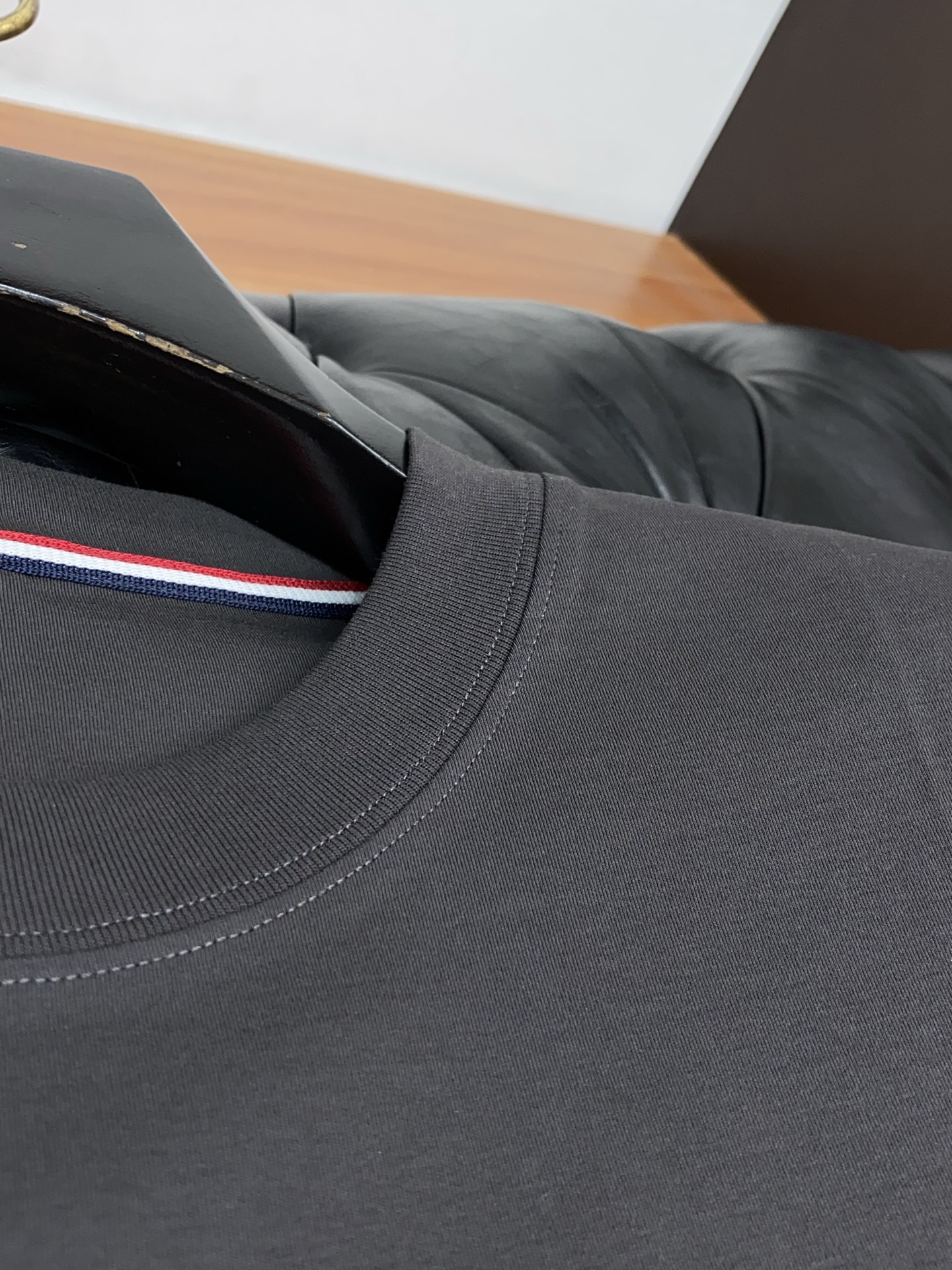 蒙口 2026新款AW新品，时尚休闲打短袖 专柜同步有售，定制长绒棉面料，工艺极度复杂，视觉相当雅致时髦