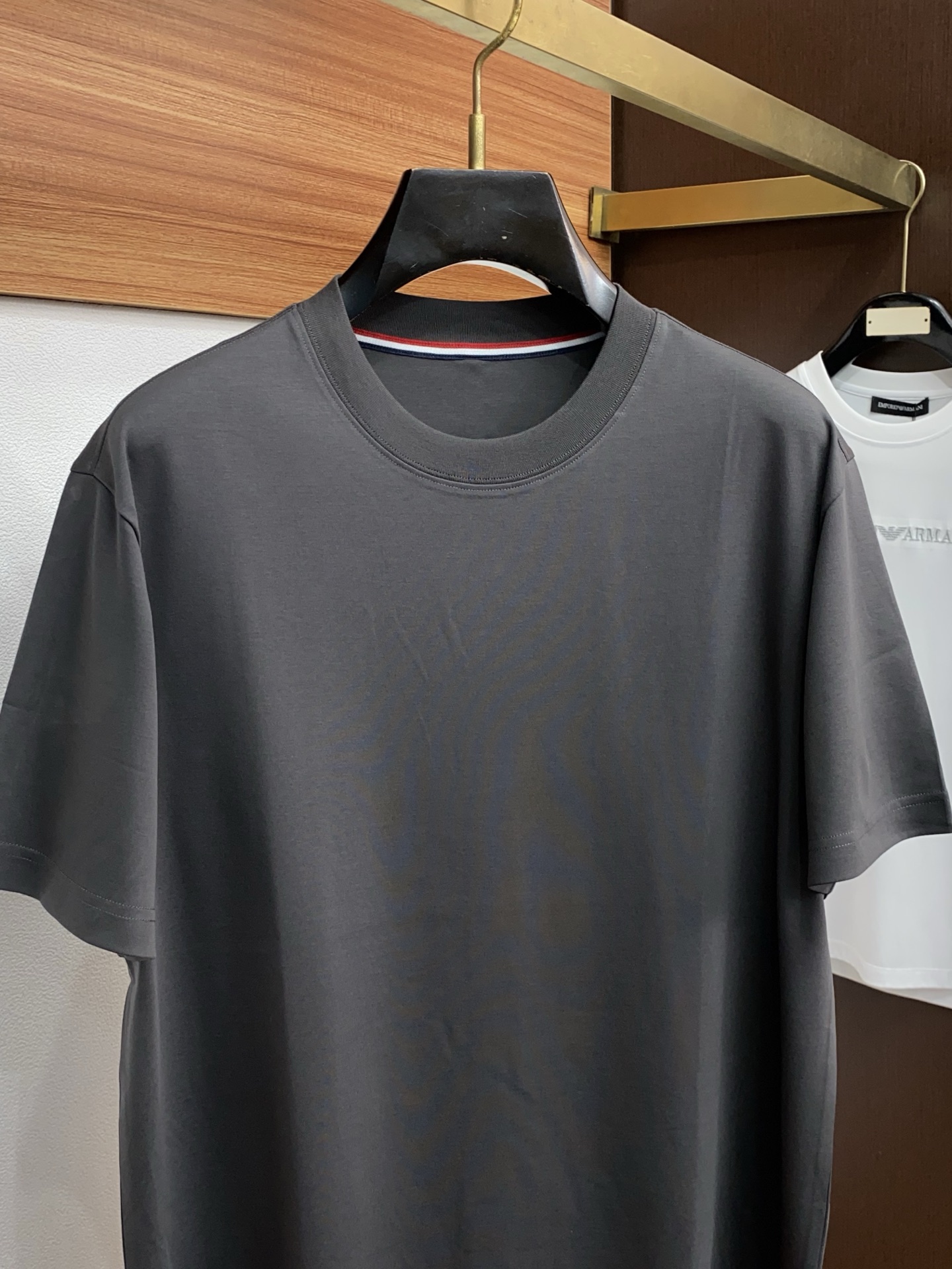 蒙口 2026新款AW新品，时尚休闲打短袖 专柜同步有售，定制长绒棉面料，工艺极度复杂，视觉相当雅致时髦