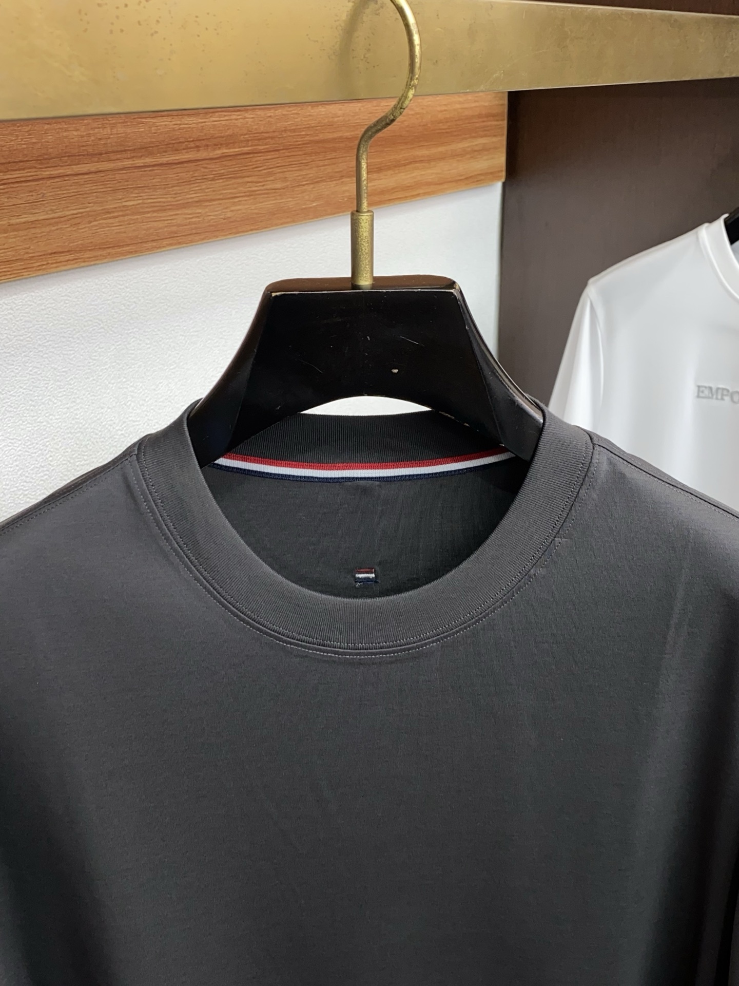 蒙口 2026新款AW新品，时尚休闲打短袖 专柜同步有售，定制长绒棉面料，工艺极度复杂，视觉相当雅致时髦