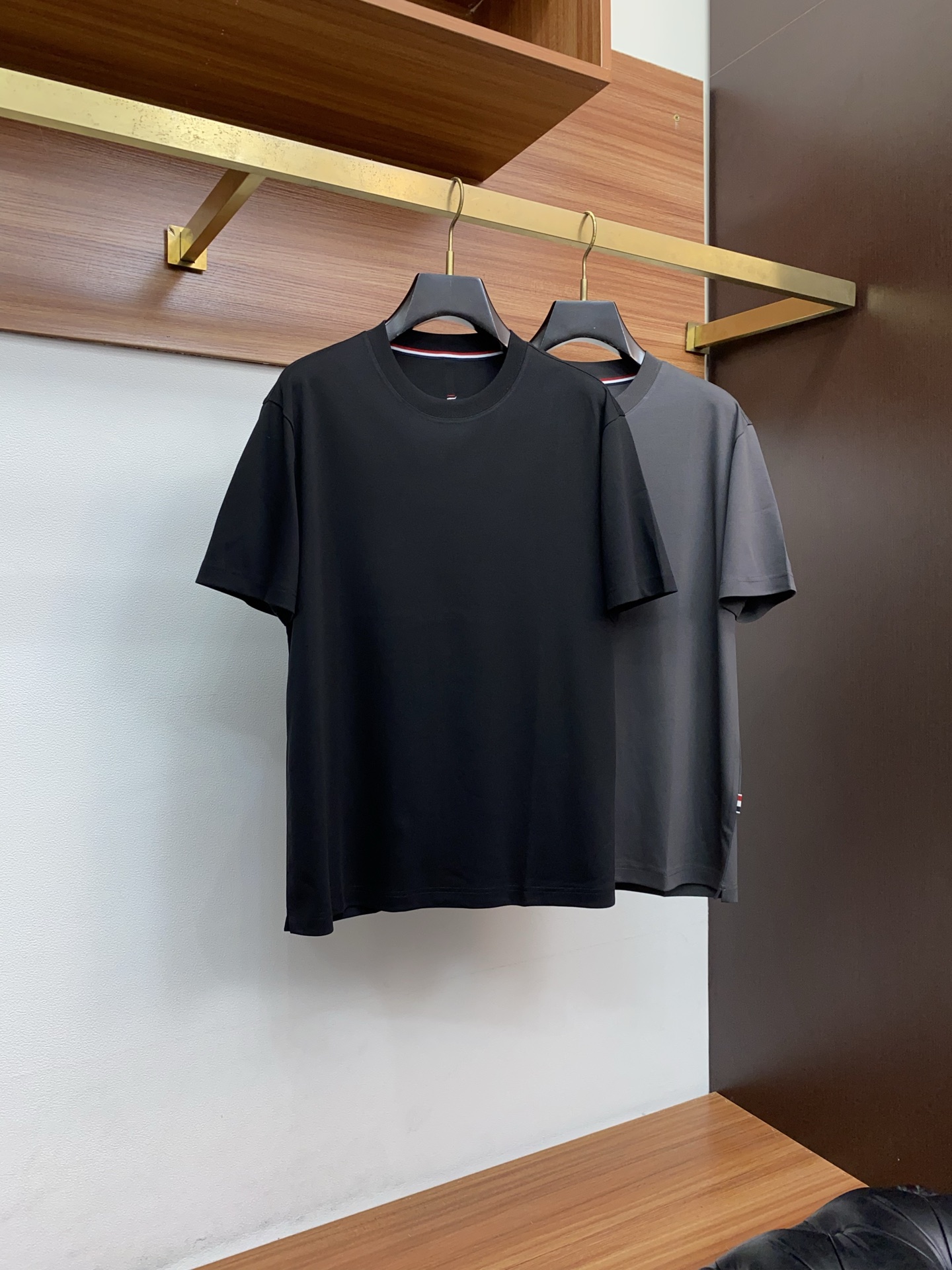 蒙口 2026新款AW新品，时尚休闲打短袖 专柜同步有售，定制长绒棉面料，工艺极度复杂，视觉相当雅致时髦