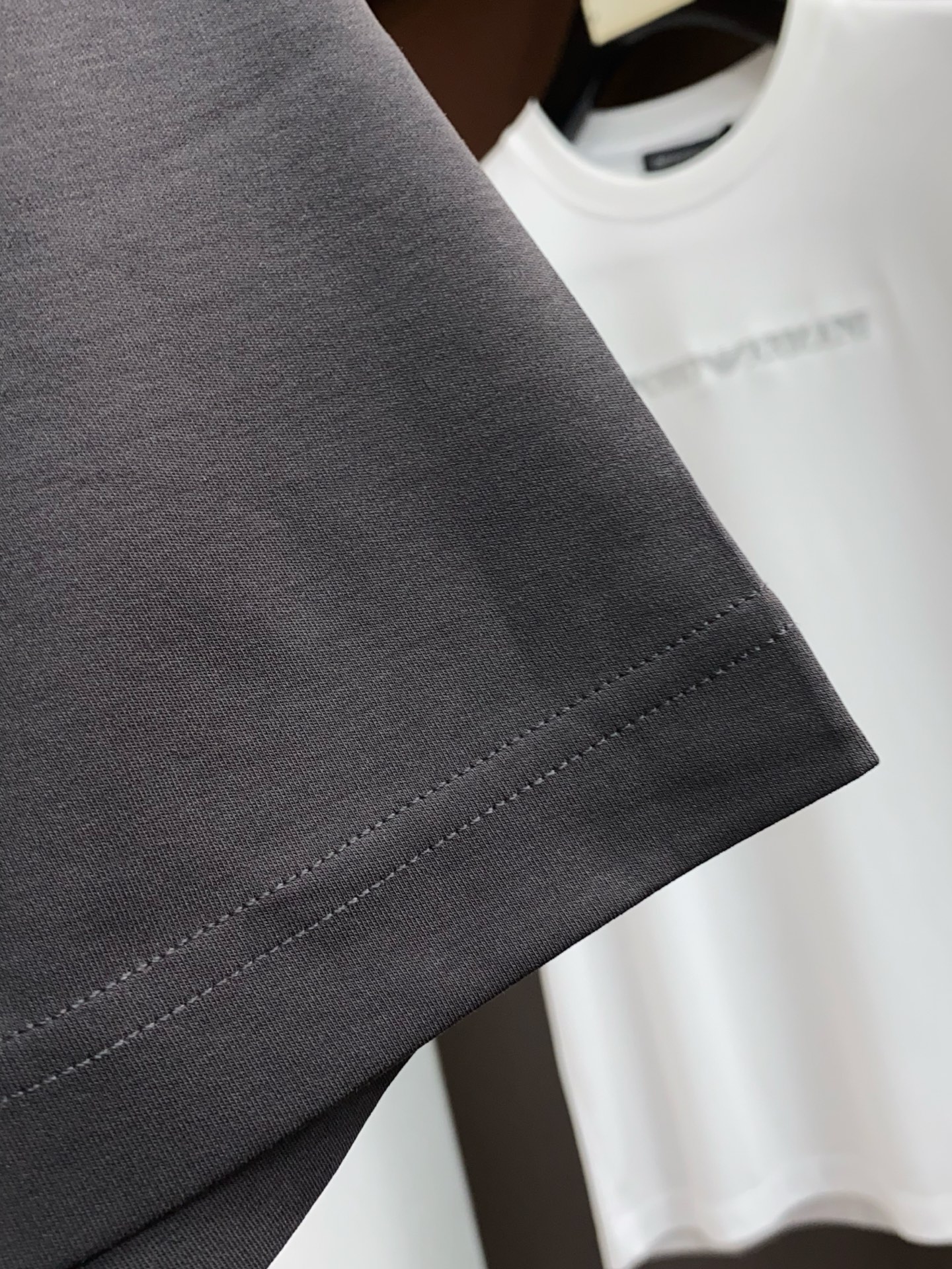 蒙口 2026新款AW新品，时尚休闲打短袖 专柜同步有售，定制长绒棉面料，工艺极度复杂，视觉相当雅致时髦