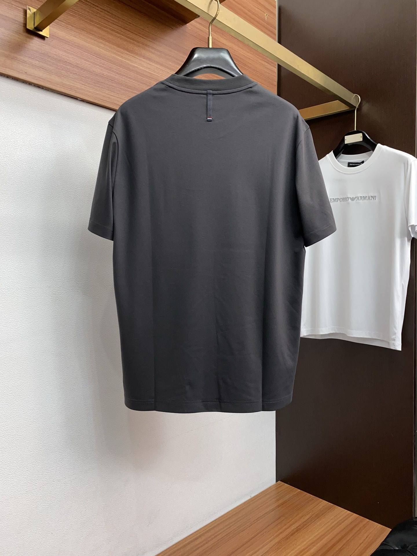 蒙口 2026新款AW新品，时尚休闲打短袖 专柜同步有售，定制长绒棉面料，工艺极度复杂，视觉相当雅致时髦