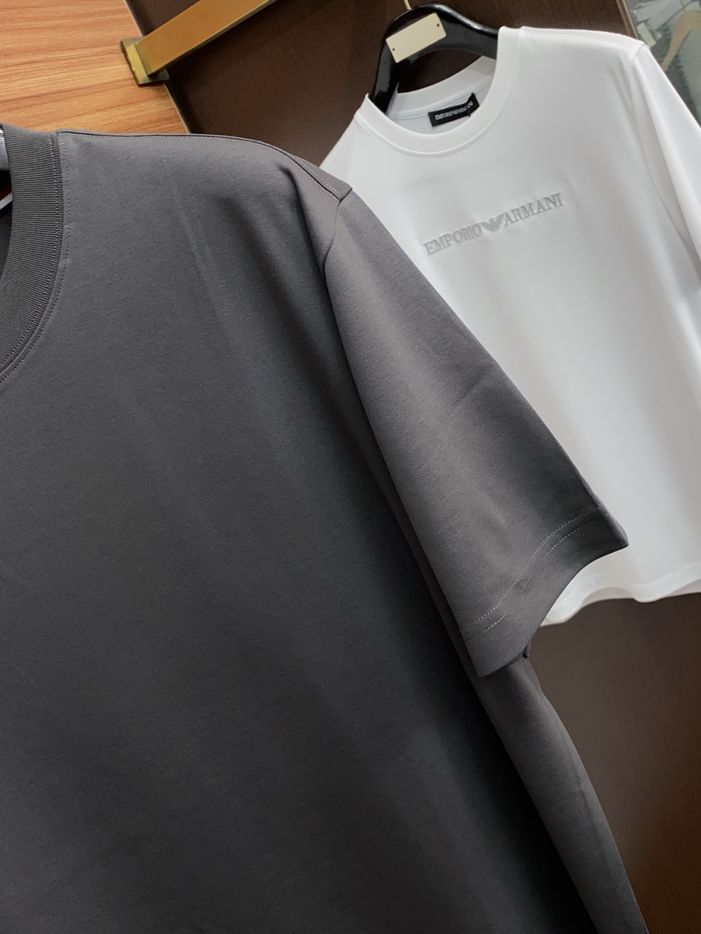 蒙口 2026新款AW新品，时尚休闲打短袖 专柜同步有售，定制长绒棉面料，工艺极度复杂，视觉相当雅致时髦