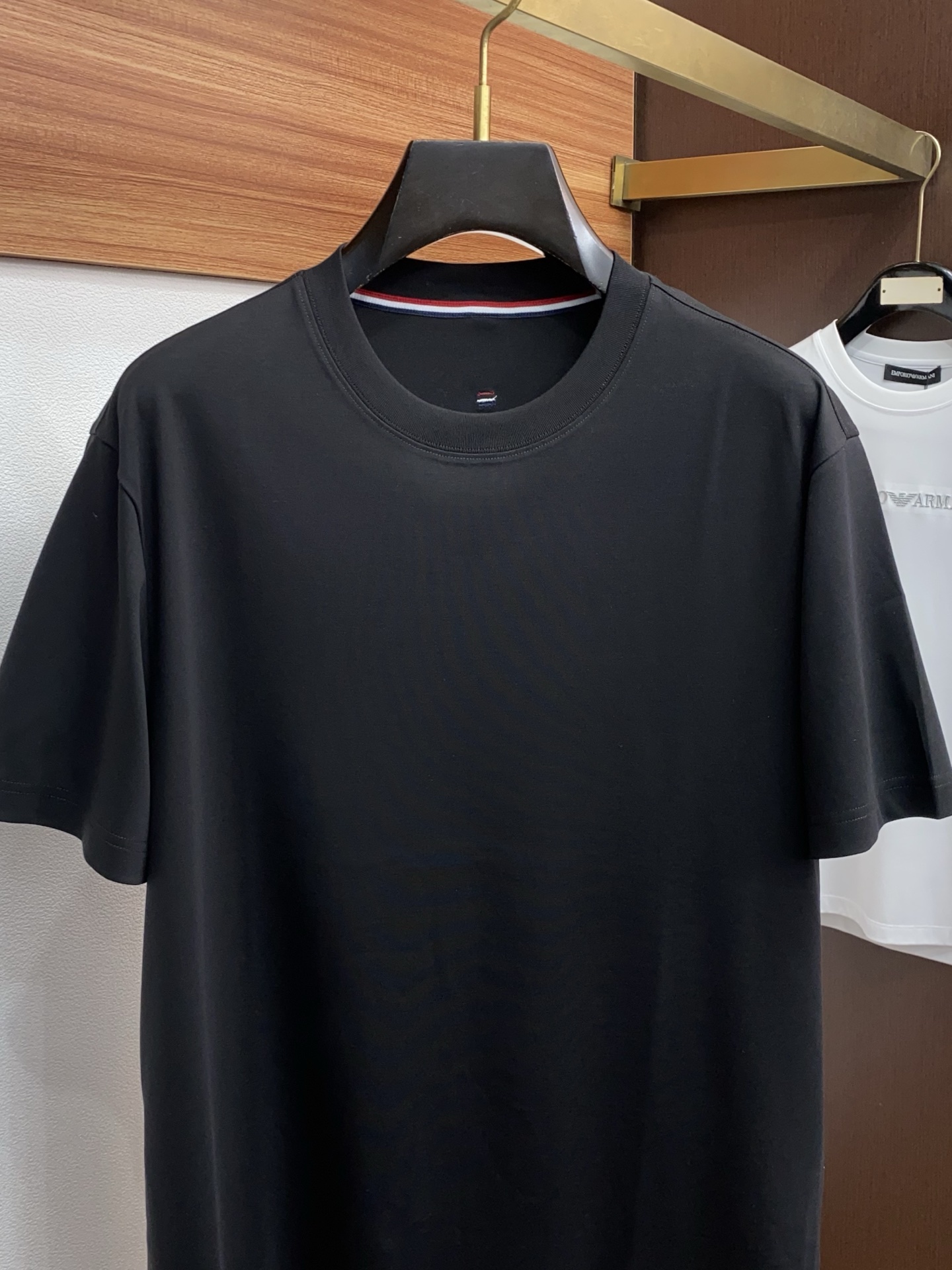 蒙口 2026新款AW新品，时尚休闲打短袖 专柜同步有售，定制长绒棉面料，工艺极度复杂，视觉相当雅致时髦