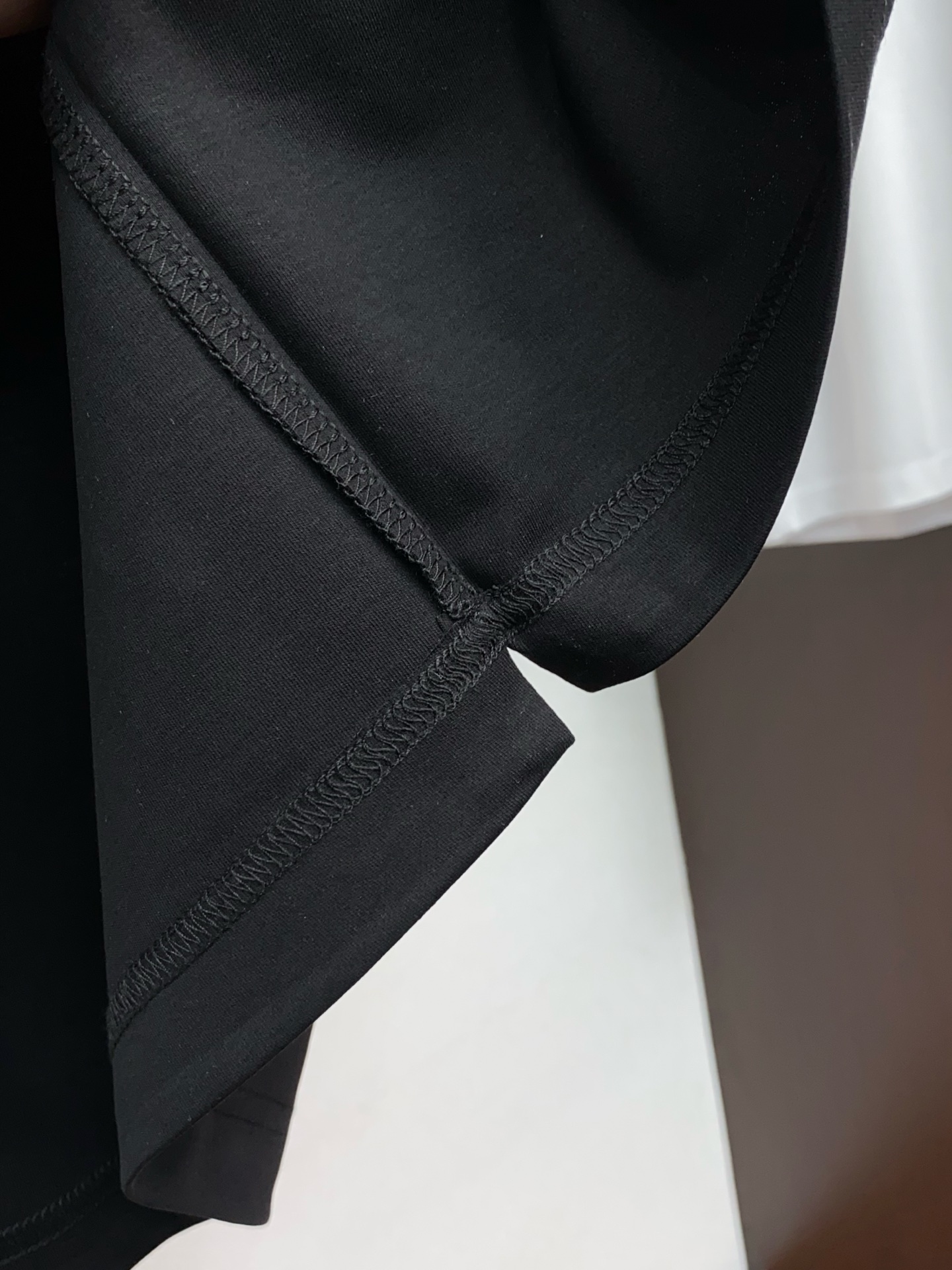 蒙口 2026新款AW新品，时尚休闲打短袖 专柜同步有售，定制长绒棉面料，工艺极度复杂，视觉相当雅致时髦