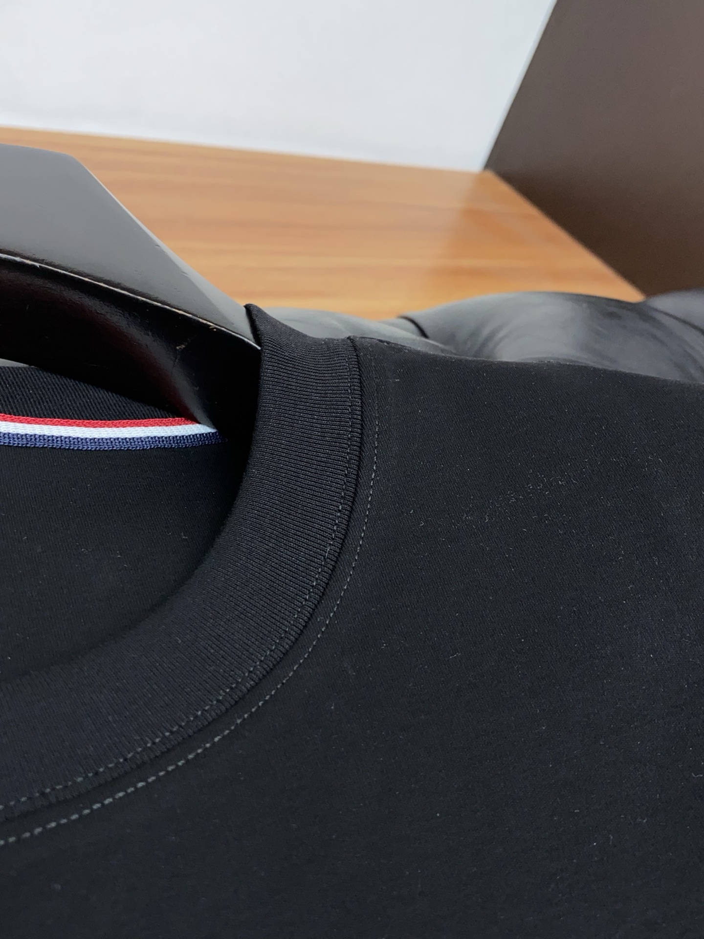 蒙口 2026新款AW新品，时尚休闲打短袖 专柜同步有售，定制长绒棉面料，工艺极度复杂，视觉相当雅致时髦