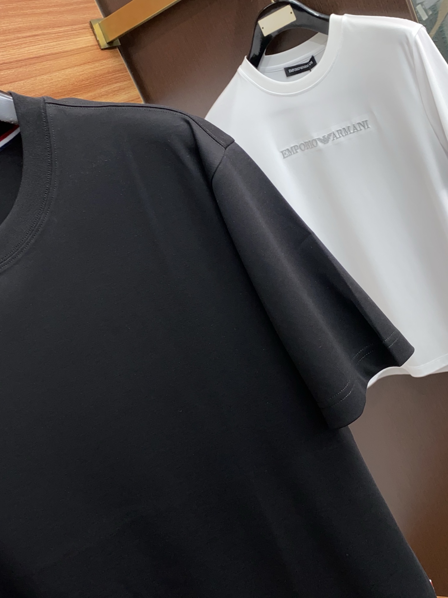 蒙口 2026新款AW新品，时尚休闲打短袖 专柜同步有售，定制长绒棉面料，工艺极度复杂，视觉相当雅致时髦