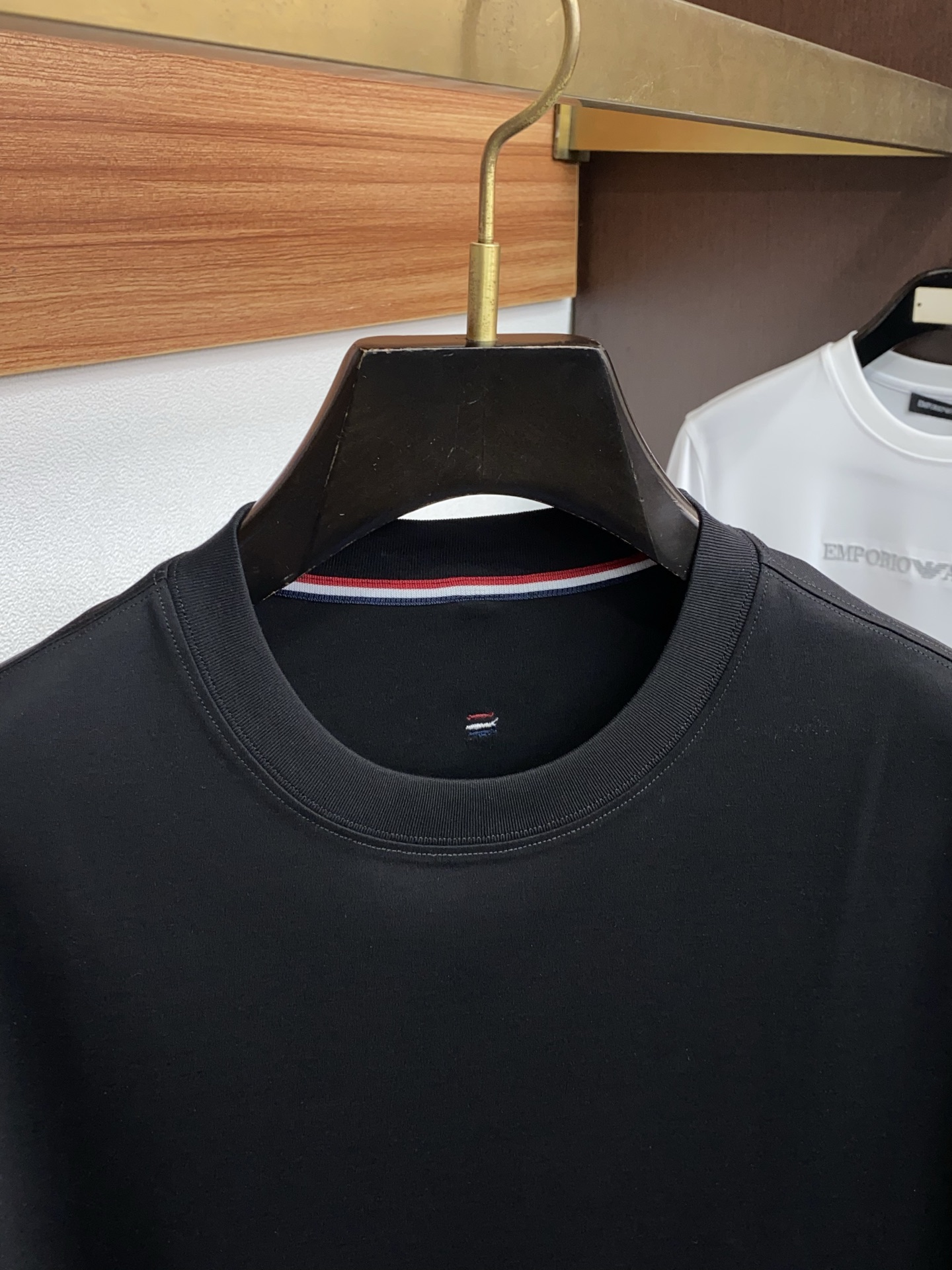 蒙口 2026新款AW新品，时尚休闲打短袖 专柜同步有售，定制长绒棉面料，工艺极度复杂，视觉相当雅致时髦