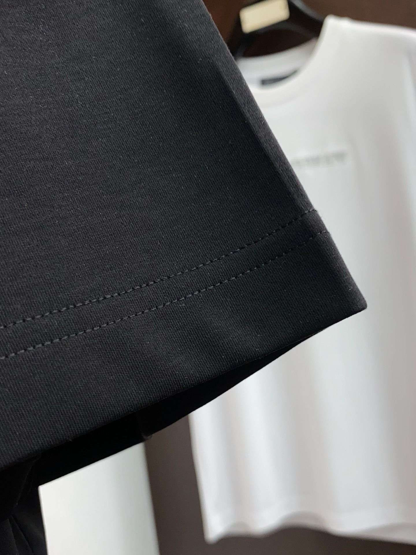 蒙口 2026新款AW新品，时尚休闲打短袖 专柜同步有售，定制长绒棉面料，工艺极度复杂，视觉相当雅致时髦