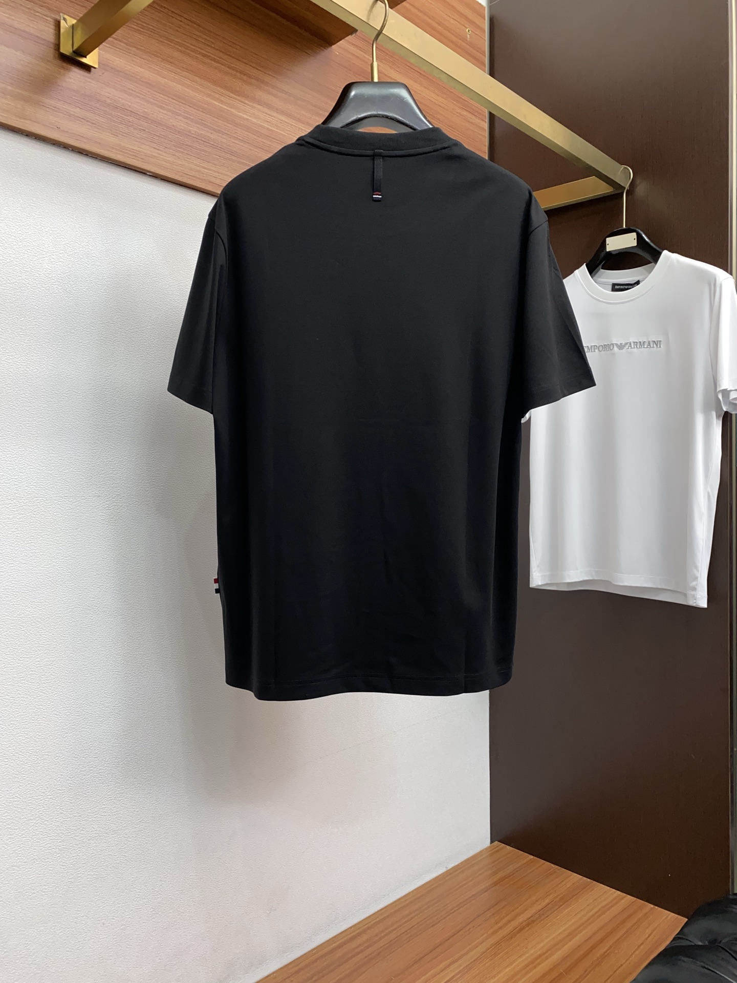 蒙口 2026新款AW新品，时尚休闲打短袖 专柜同步有售，定制长绒棉面料，工艺极度复杂，视觉相当雅致时髦