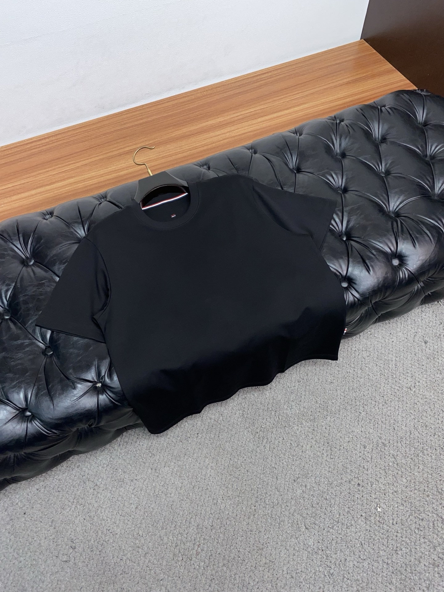 蒙口 2026新款AW新品，时尚休闲打短袖 专柜同步有售，定制长绒棉面料，工艺极度复杂，视觉相当雅致时髦