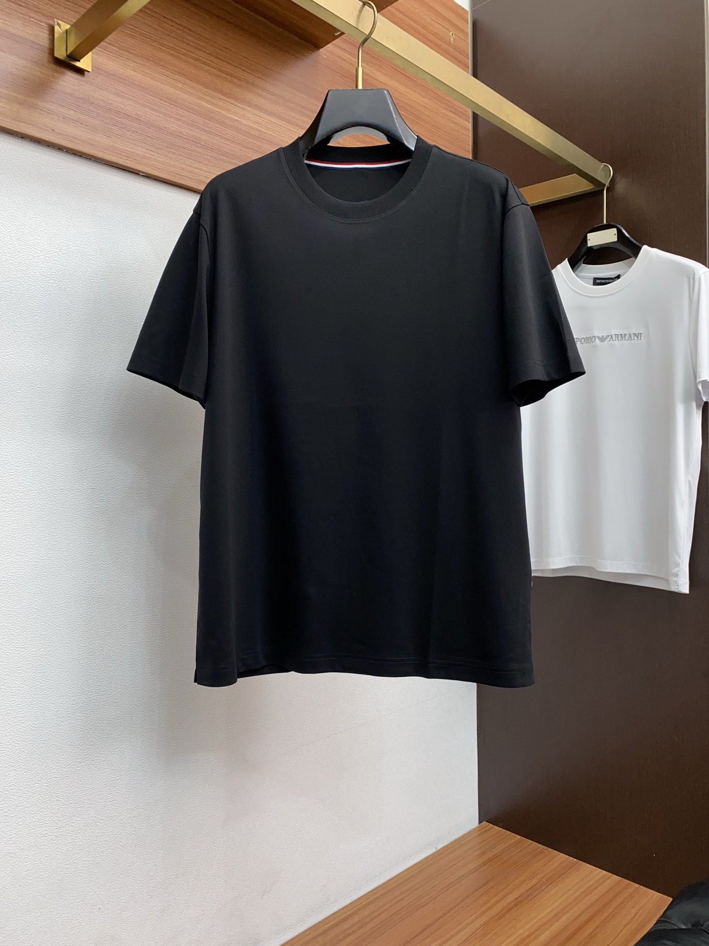 蒙口 2026新款AW新品，时尚休闲打短袖 专柜同步有售，定制长绒棉面料，工艺极度复杂，视觉相当雅致时髦