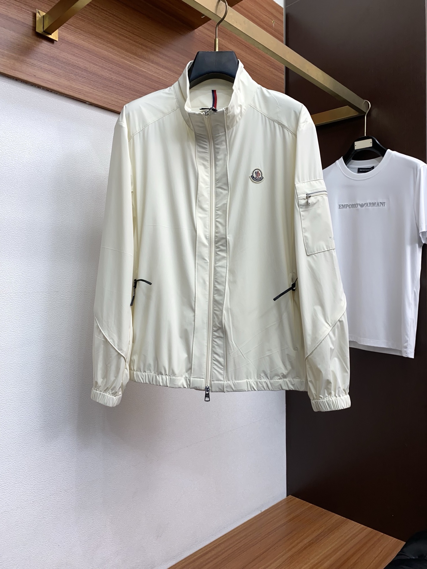 蒙口 2026春夏新款男士休闲定制夹克外套。穿上简约干练的休闲外套，瞬间重回时髦霸气，又是活力满满的状态