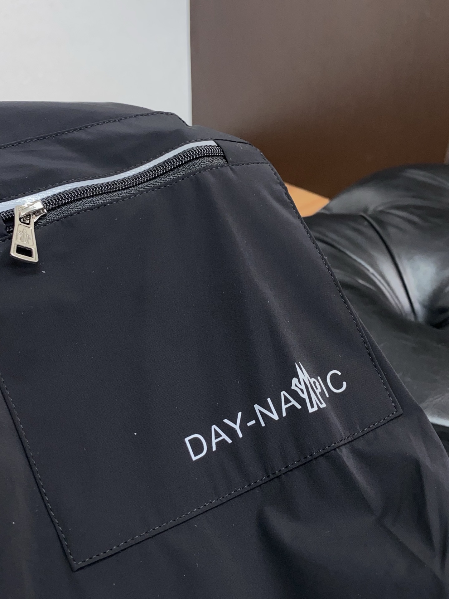 蒙口 2026春夏新款男士休闲定制夹克外套。穿上简约干练的休闲外套，瞬间重回时髦霸气，又是活力满满的状态