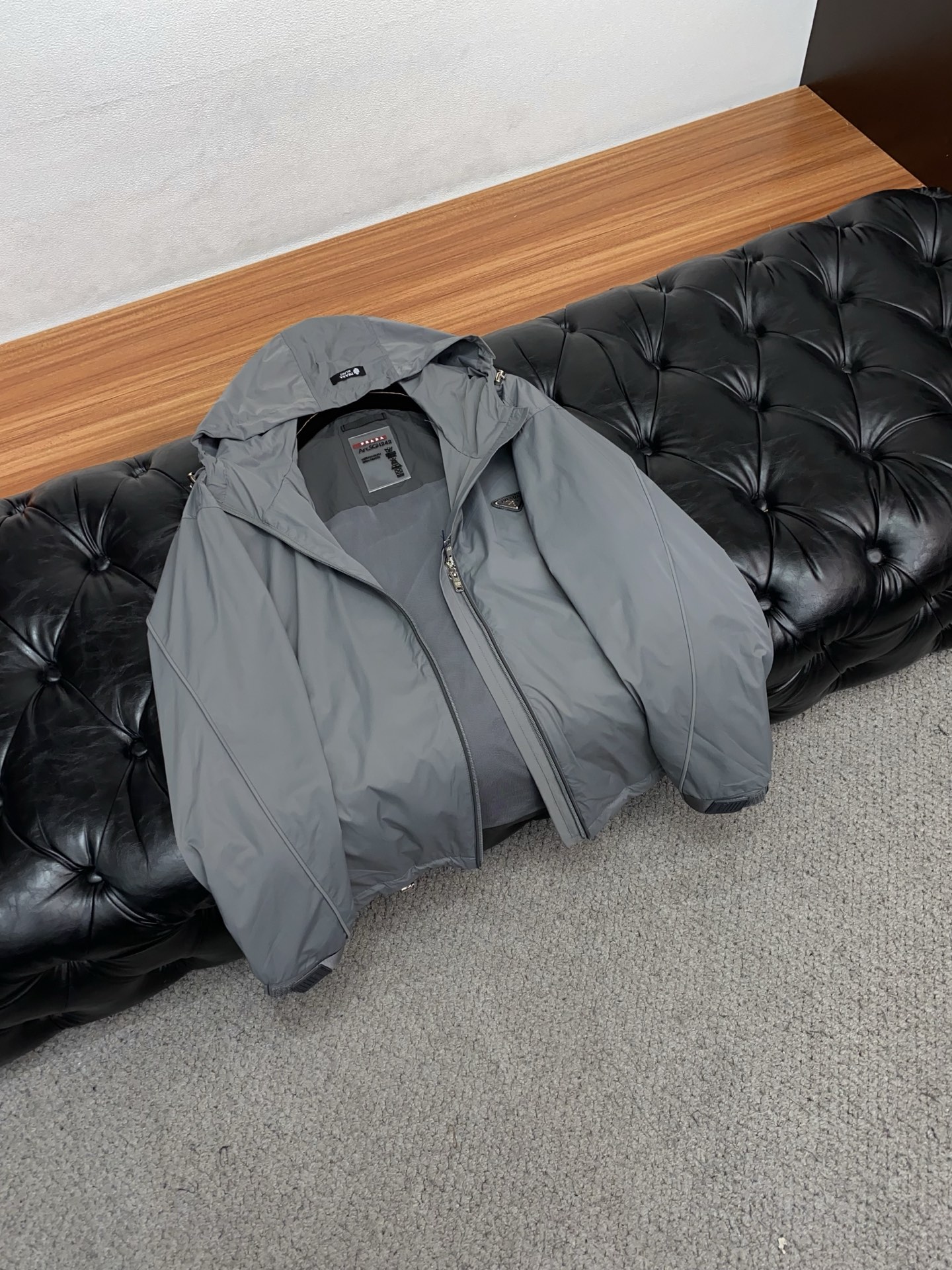 普拉达 2026春夏新款男士休闲定制夹克外套。穿上简约干练的休闲外套，瞬间重回时髦霸气，又是活力满满的状