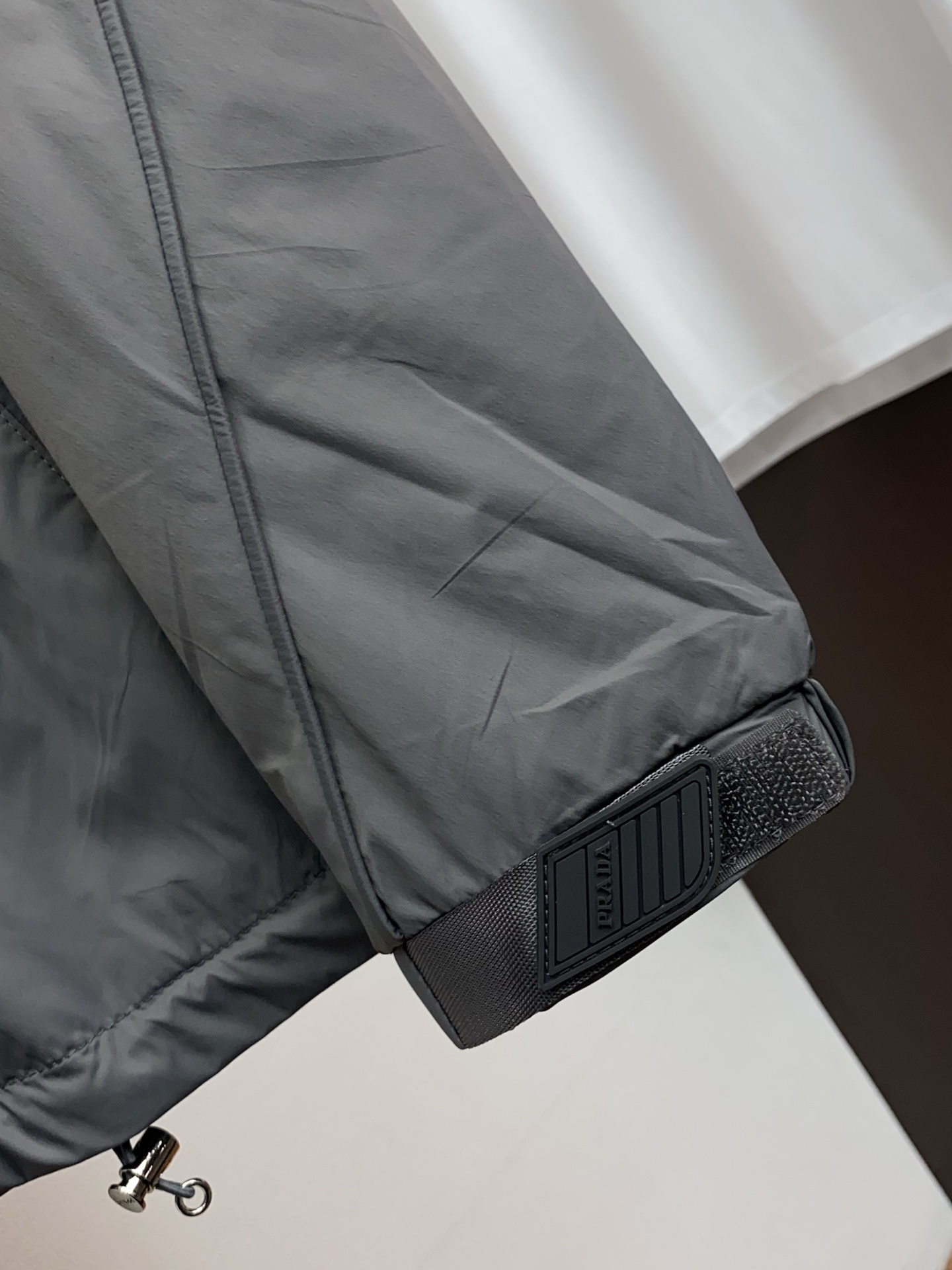 普拉达 2026春夏新款男士休闲定制夹克外套。穿上简约干练的休闲外套，瞬间重回时髦霸气，又是活力满满的状