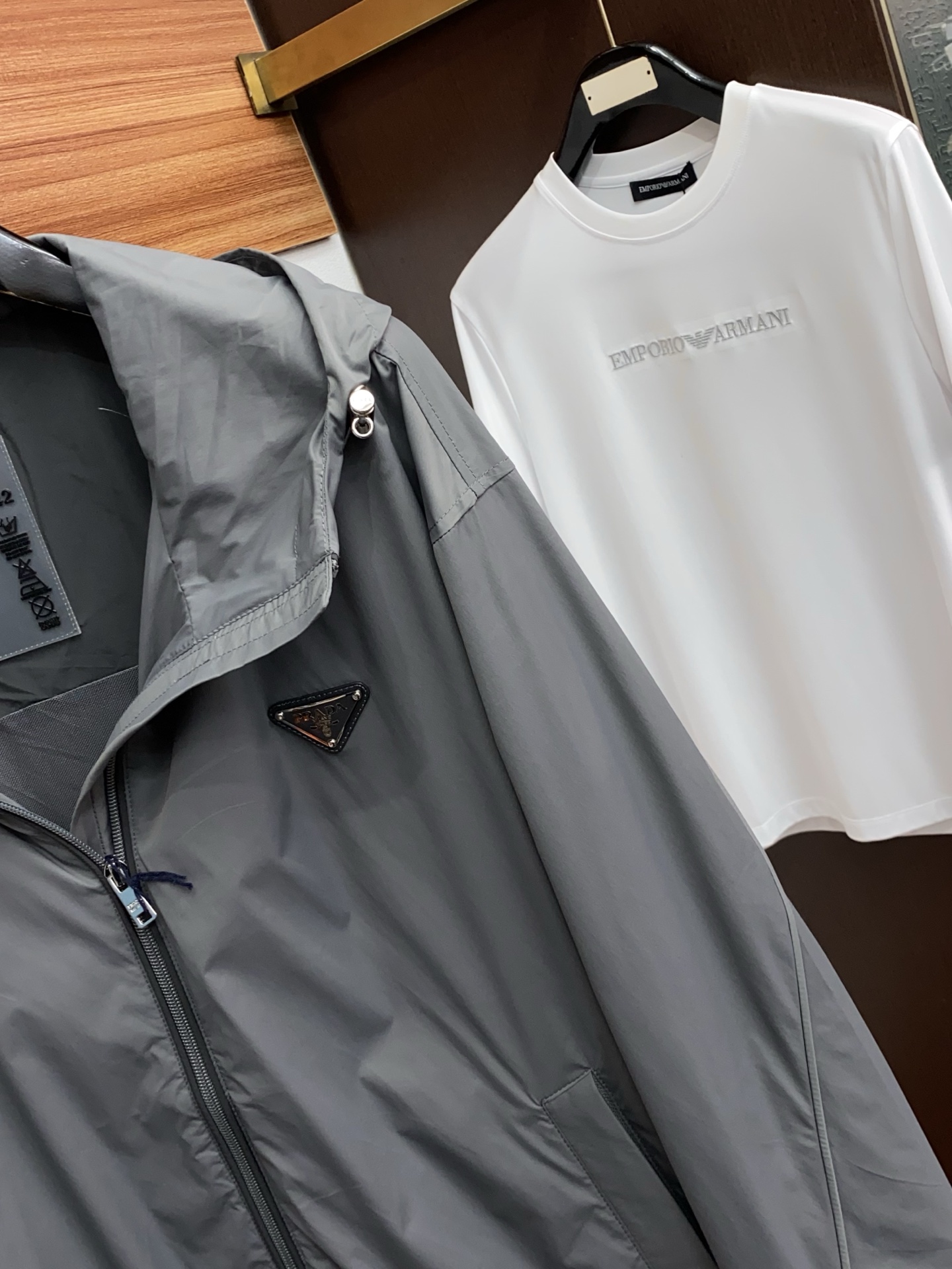 普拉达 2026春夏新款男士休闲定制夹克外套。穿上简约干练的休闲外套，瞬间重回时髦霸气，又是活力满满的状