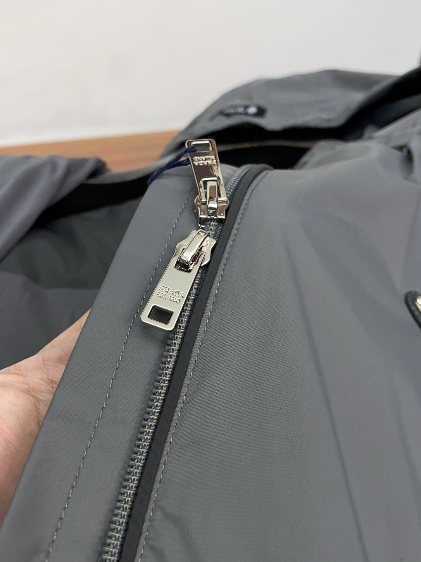 普拉达 2026春夏新款男士休闲定制夹克外套。穿上简约干练的休闲外套，瞬间重回时髦霸气，又是活力满满的状